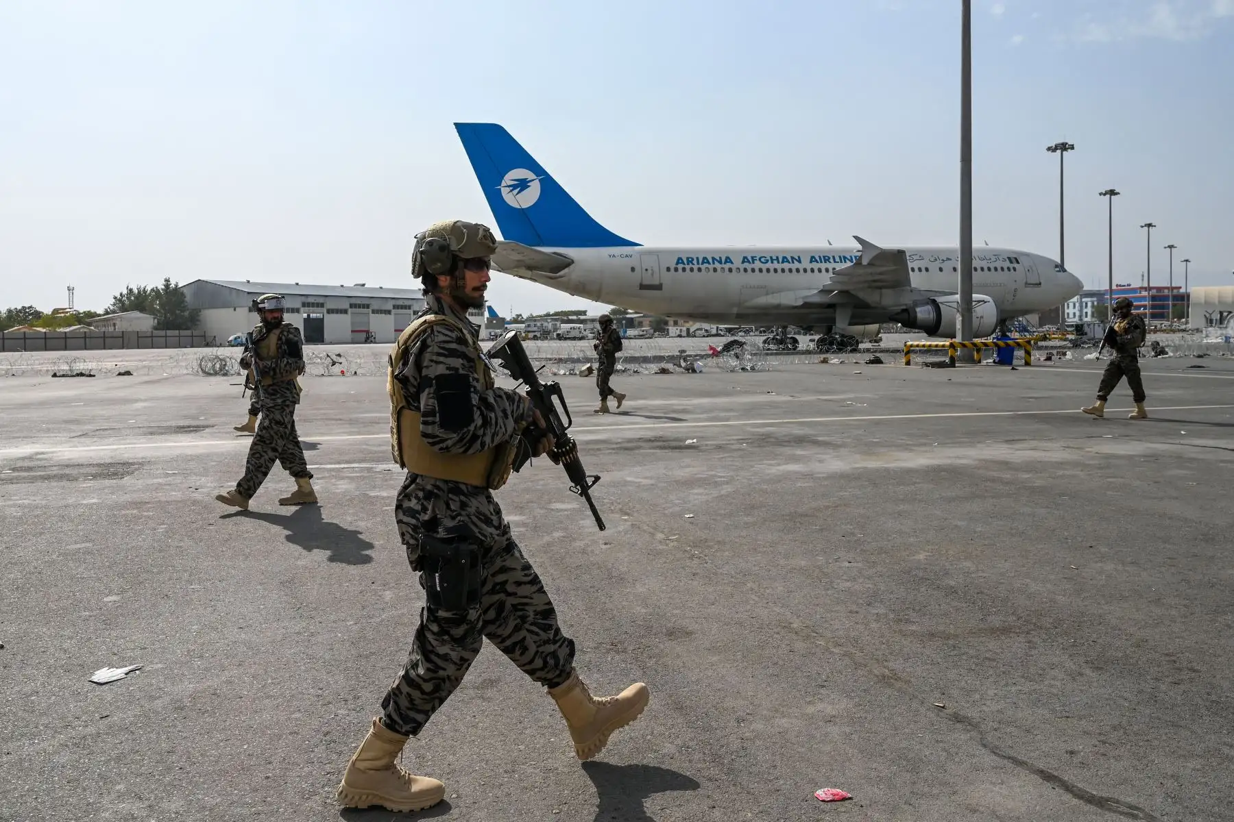Miembros de la unidad militar talibán Badri 313 aseguran el aeropuerto de Kabul, después de que Estados Unidos retirara todas sus tropas del país.
Foto: AFP