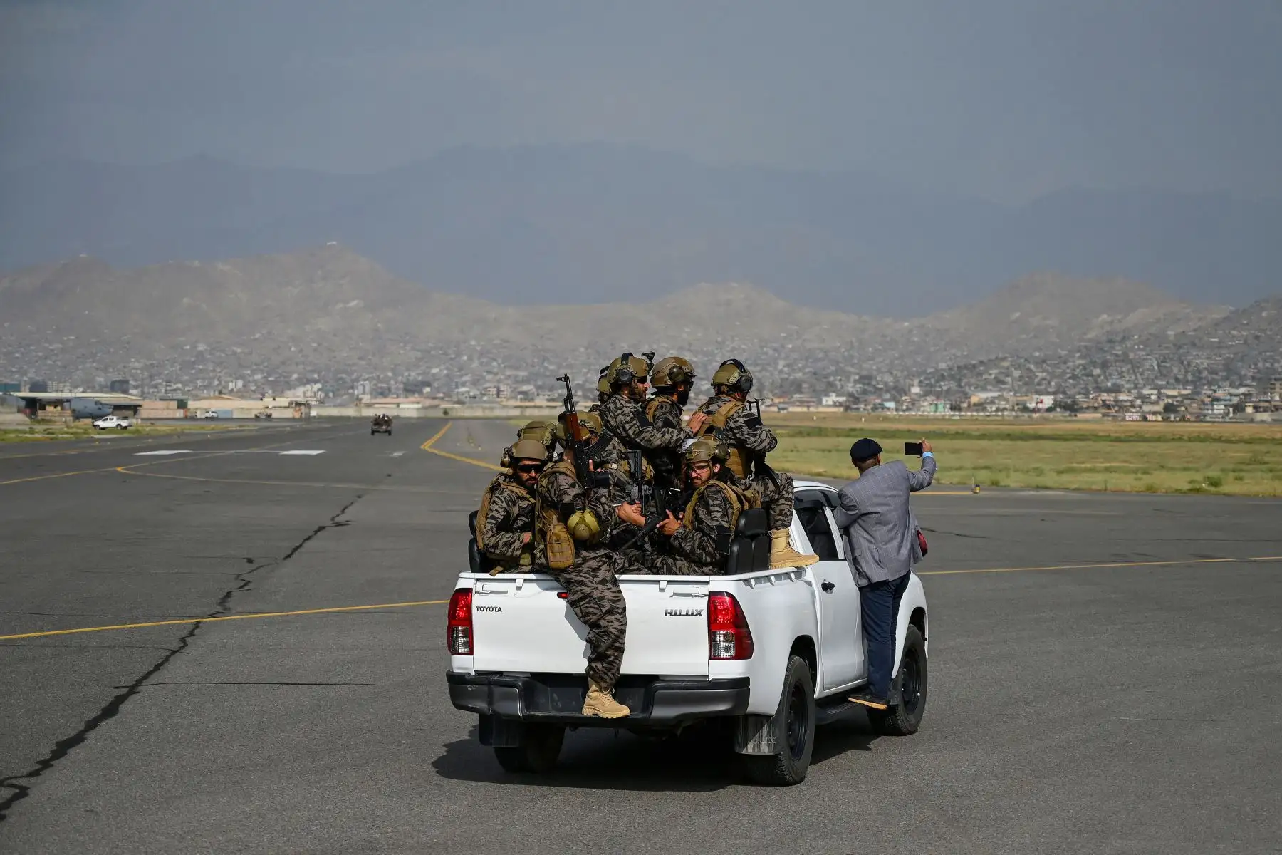 Los miembros de la unidad militar talibán Badri 313 montan un vehículo en la pista del aeropuerto de Kabul , después de que Estados Unidos retirara todas sus tropas del país.
Foto: AFP