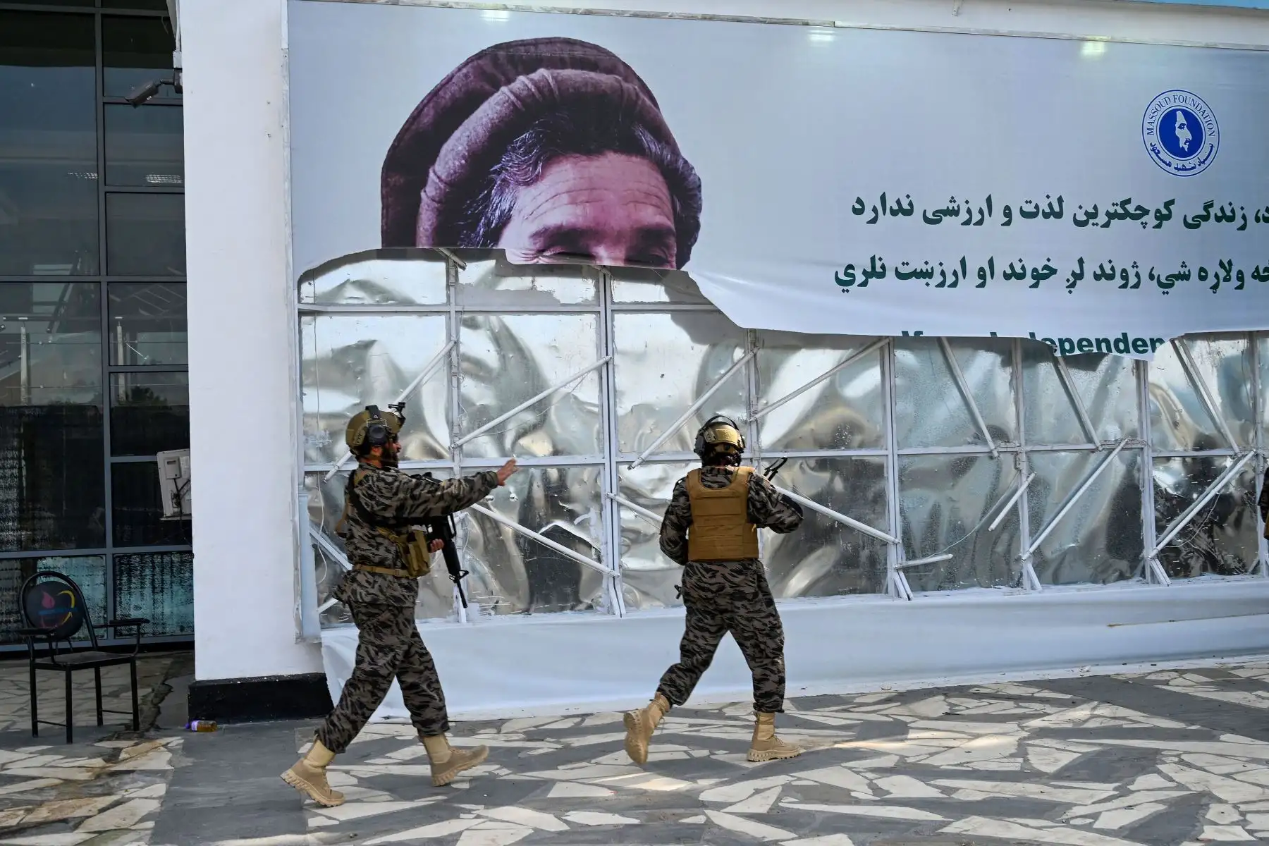 Miembros de la unidad militar talibán Badri 313 pasan junto a una pancarta derribada con una imagen del difunto líder muyahidín afgano Ahmed Shah Massoud cuando llegan al aeropuerto de Kabul , después de que Estados Unidos haya retirado a todas sus tropas del país.
Foto: AFP