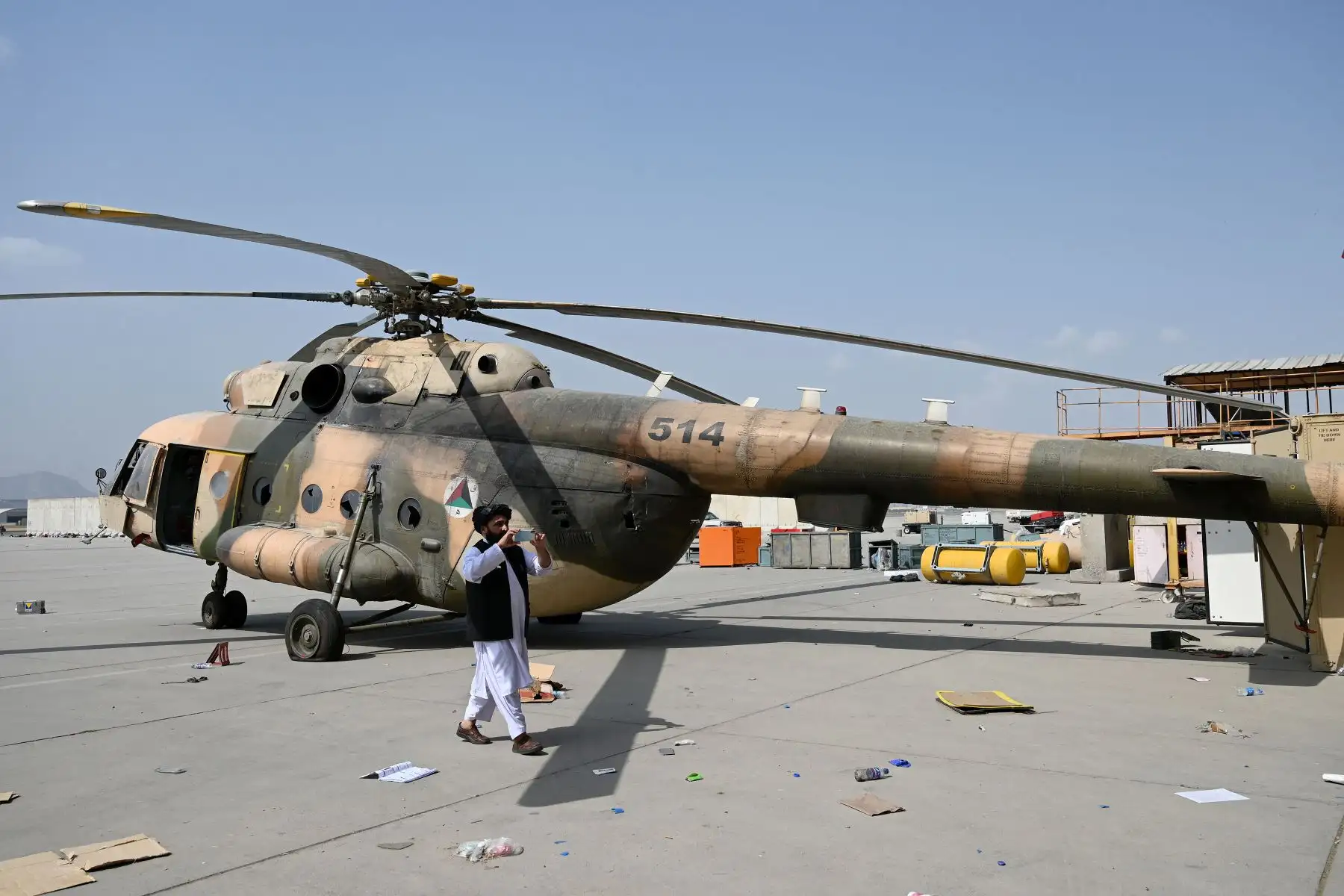 Un miembro del Talibán toma fotos con un teléfono móvil en el aeropuerto de Kabul , después de que Estados Unidos retirara todas sus tropas del país.
Foto: AFP