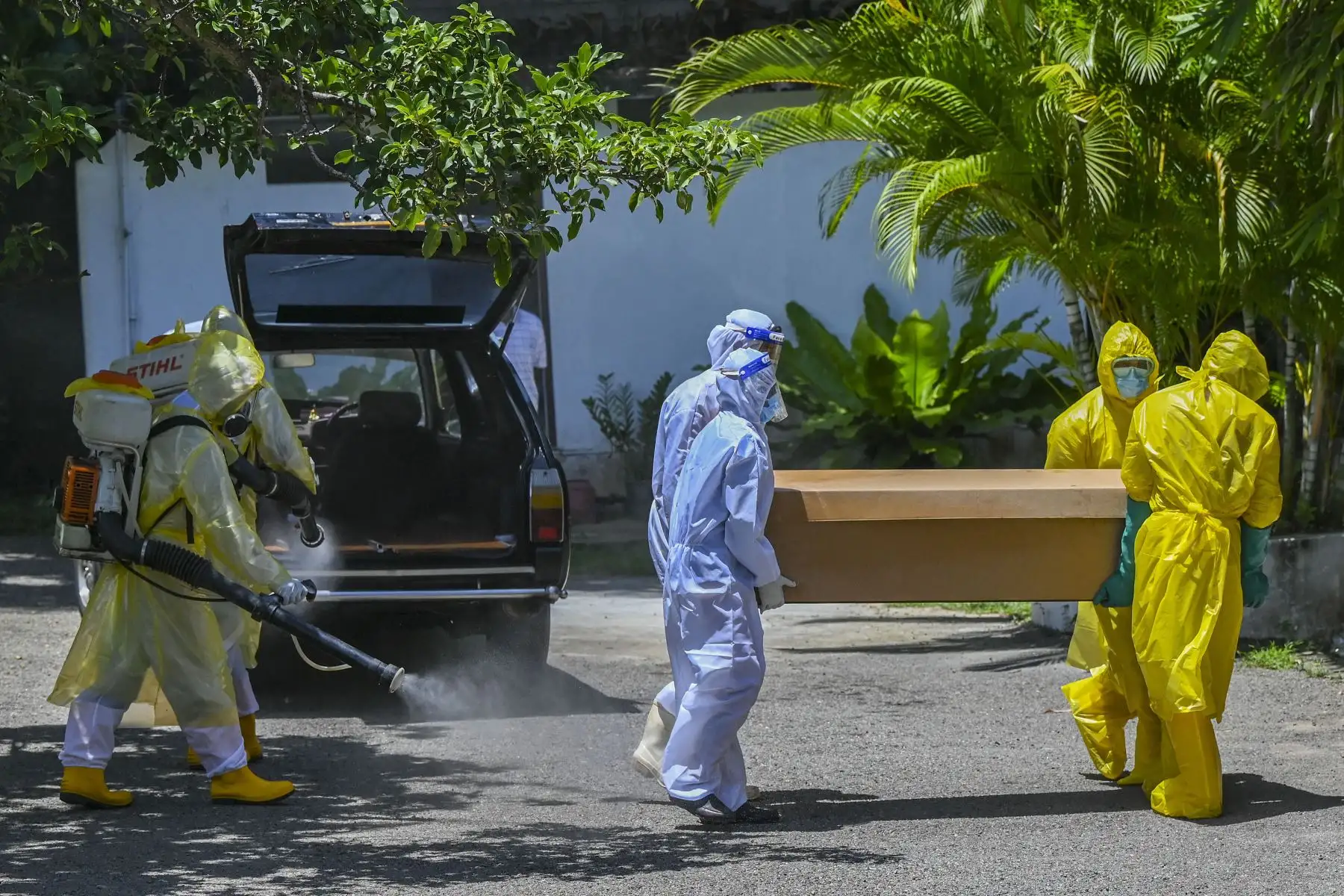 Los trabajadores llevan un ataúd de cartón de una víctima del coronavirus para la cremación en un cementerio en Colombo, mientras la nación isleña lidia con un nuevo aumento de infecciones por coronavirus en Sri Lanka.
Foto: AFP