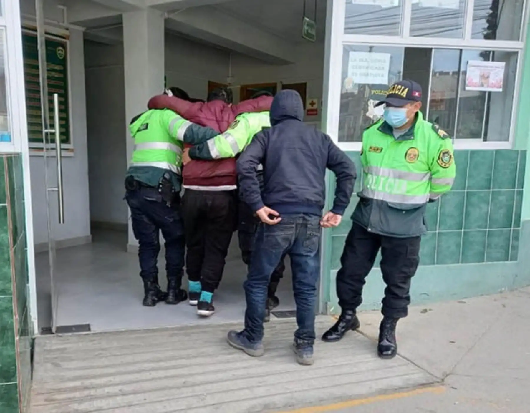 Agentes de la PNP rescataron a un ciudadano venezolano que cayó a una cascada cerca de la laguna 69, en Áncash.