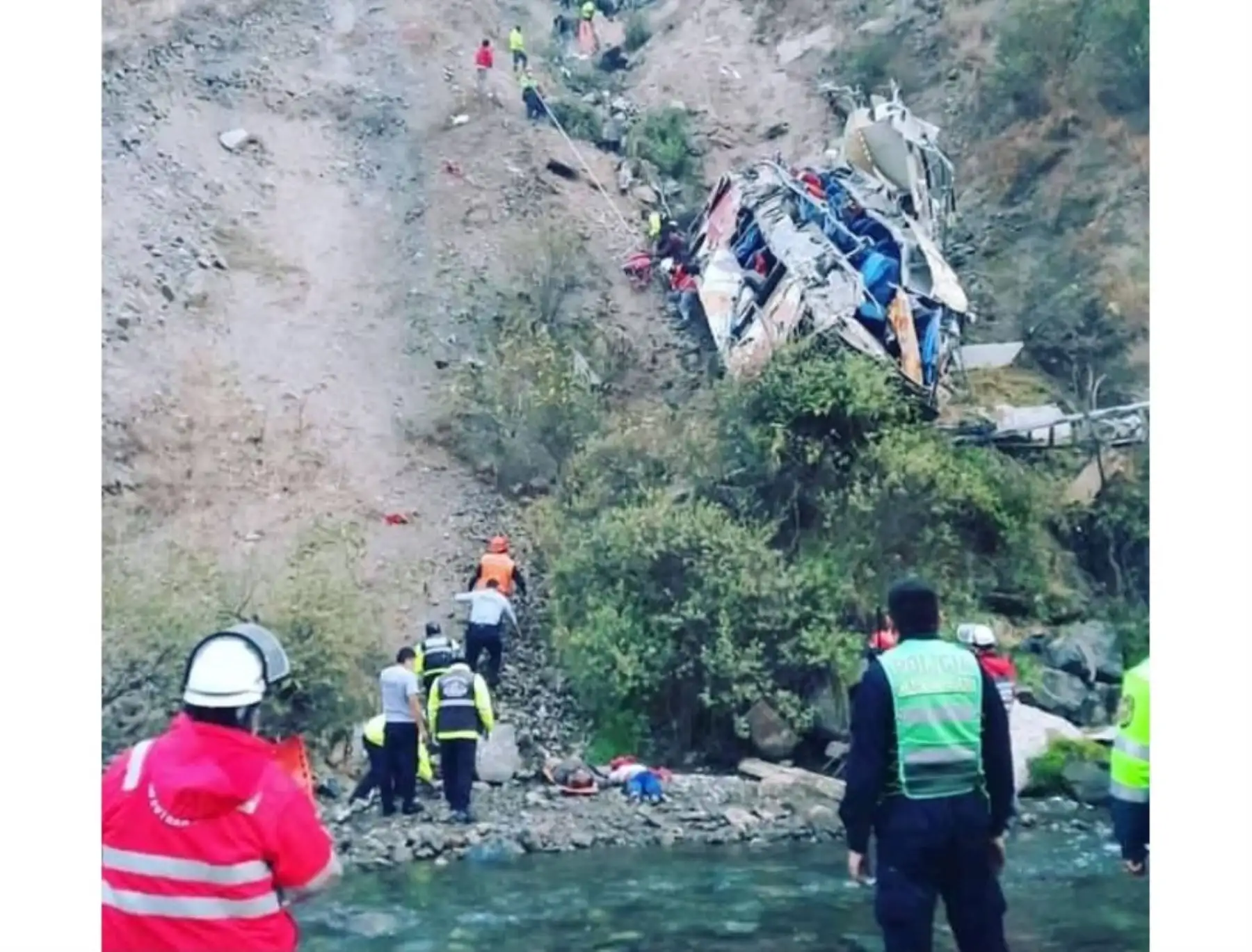 Choque y despiste de bus interprovincial de la empresa León Express dejó seis muertos y al menos 20 heridos en la carretera Central. Facebook/Diario del conductor
