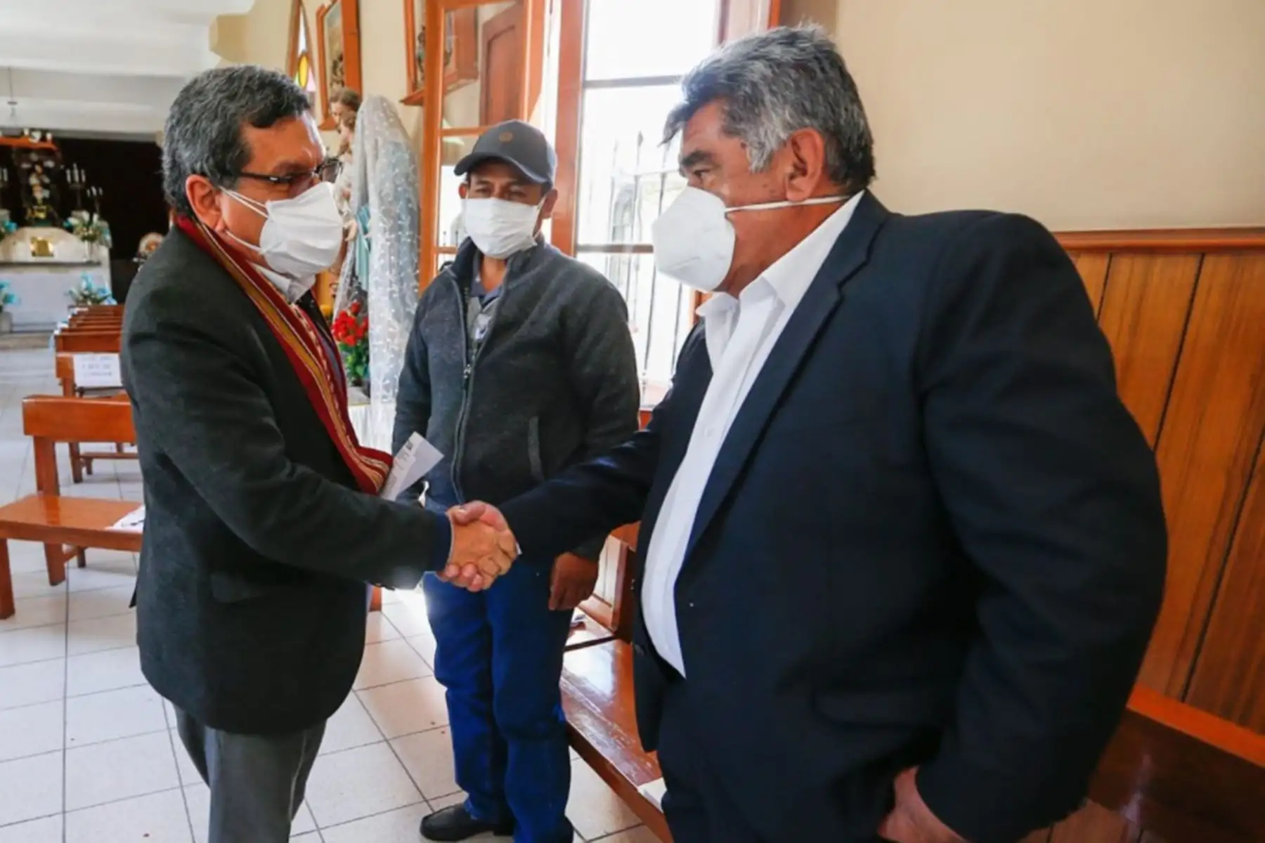 El Ministro de Salud, Hernando Cevallos, dialoga con los gremios de trabajadores de salud de Arequipa en el hospital Goyeneche. 
Foto: Minsa