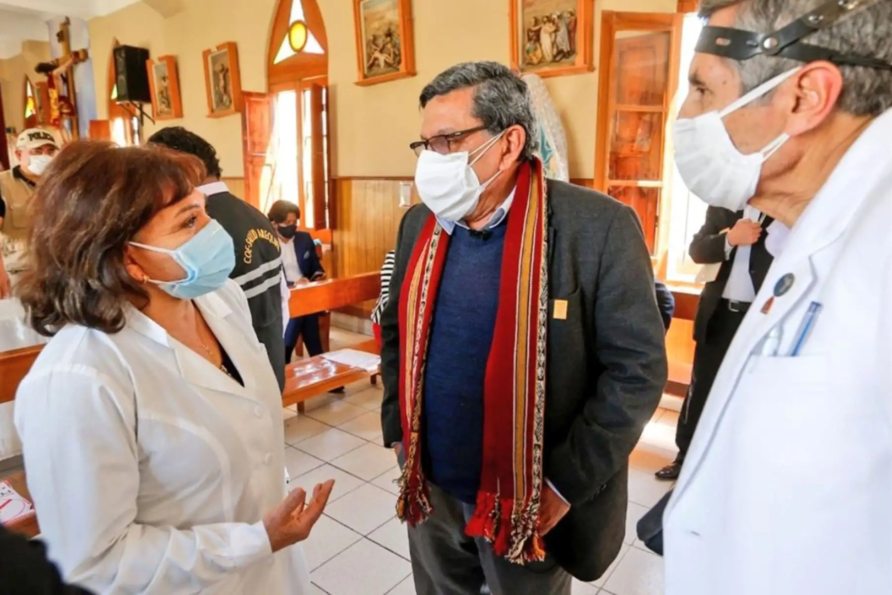 El Ministro de Salud, Hernando Cevallos, dialoga con los gremios de trabajadores de salud de Arequipa en el hospital Goyeneche. 
Foto: Minsa