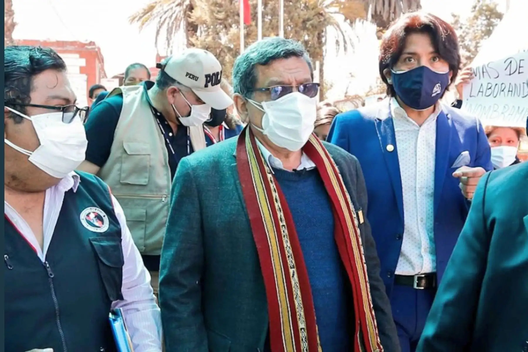 En el Hospital Goyeneche de Arequipa, el ministro de Salud, Hernando Cevallos; el gobernador de Arequipa, Elmer Cáceres; y el Gerente Regional de Salud, Christian Nova, evaluaron situación del sistema de salud y estrategia frente a una tercera ola en la región.
Foto: Minsa