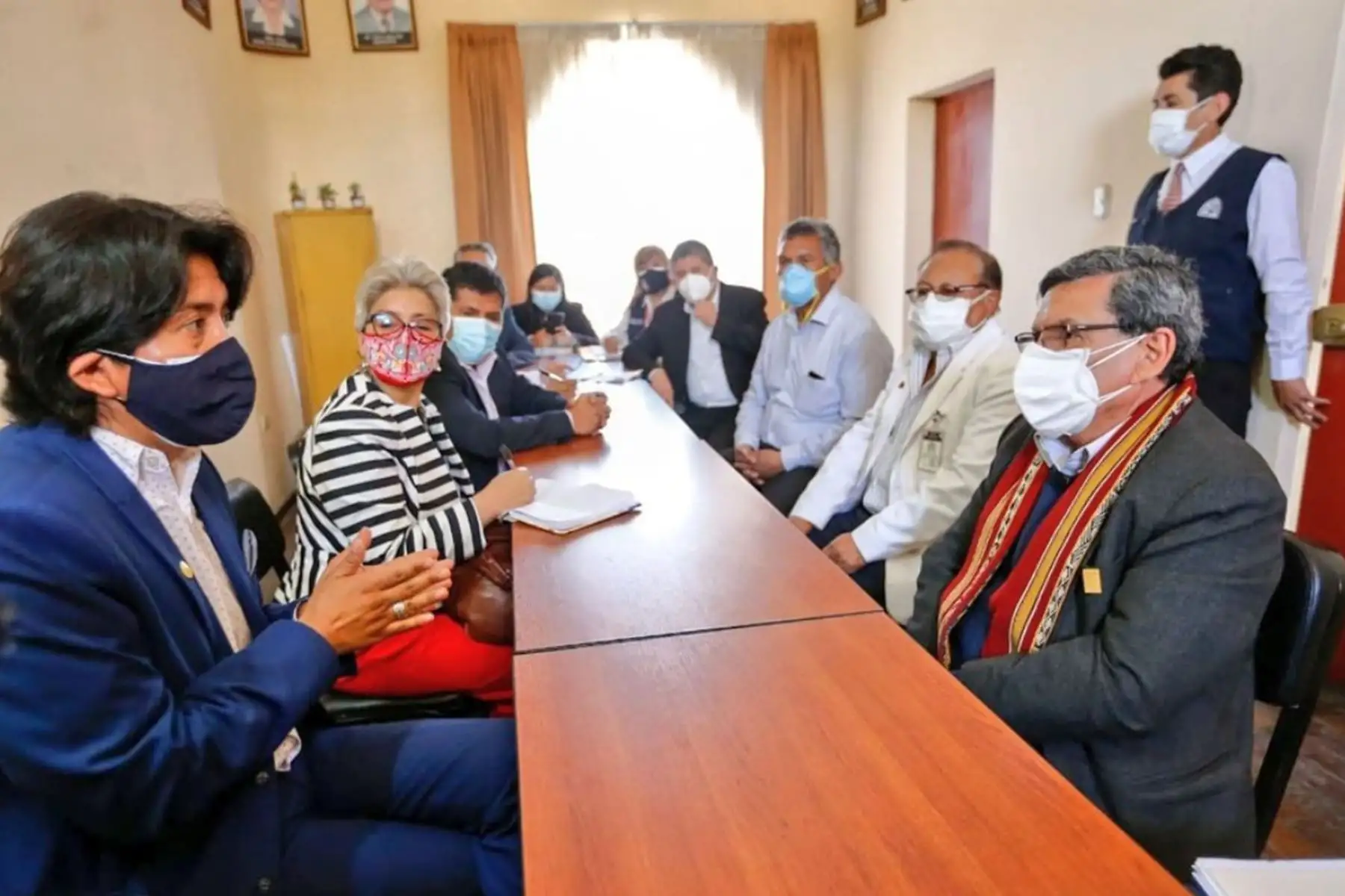 En el Hospital Goyeneche de Arequipa, el ministro de Salud, Hernando Cevallos; el gobernador de Arequipa, Elmer Cáceres; y el Gerente Regional de Salud, Christian Nova, evaluaron situación del sistema de salud y estrategia frente a una tercera ola en la región.
Foto: Minsa