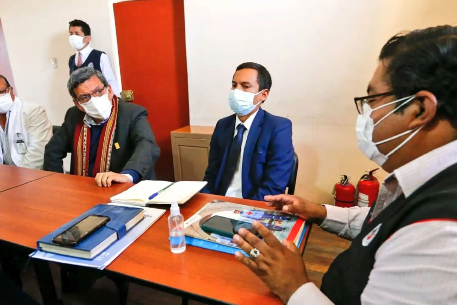 En el Hospital Goyeneche de Arequipa, el ministro de Salud, Hernando Cevallos; el gobernador de Arequipa, Elmer Cáceres; y el Gerente Regional de Salud, Christian Nova, evaluaron situación del sistema de salud y estrategia frente a una tercera ola en la región.
Foto: Minsa
