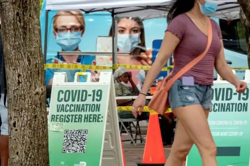 Bajan casos y hospitalizaciones por el covid-19 en Florida.
