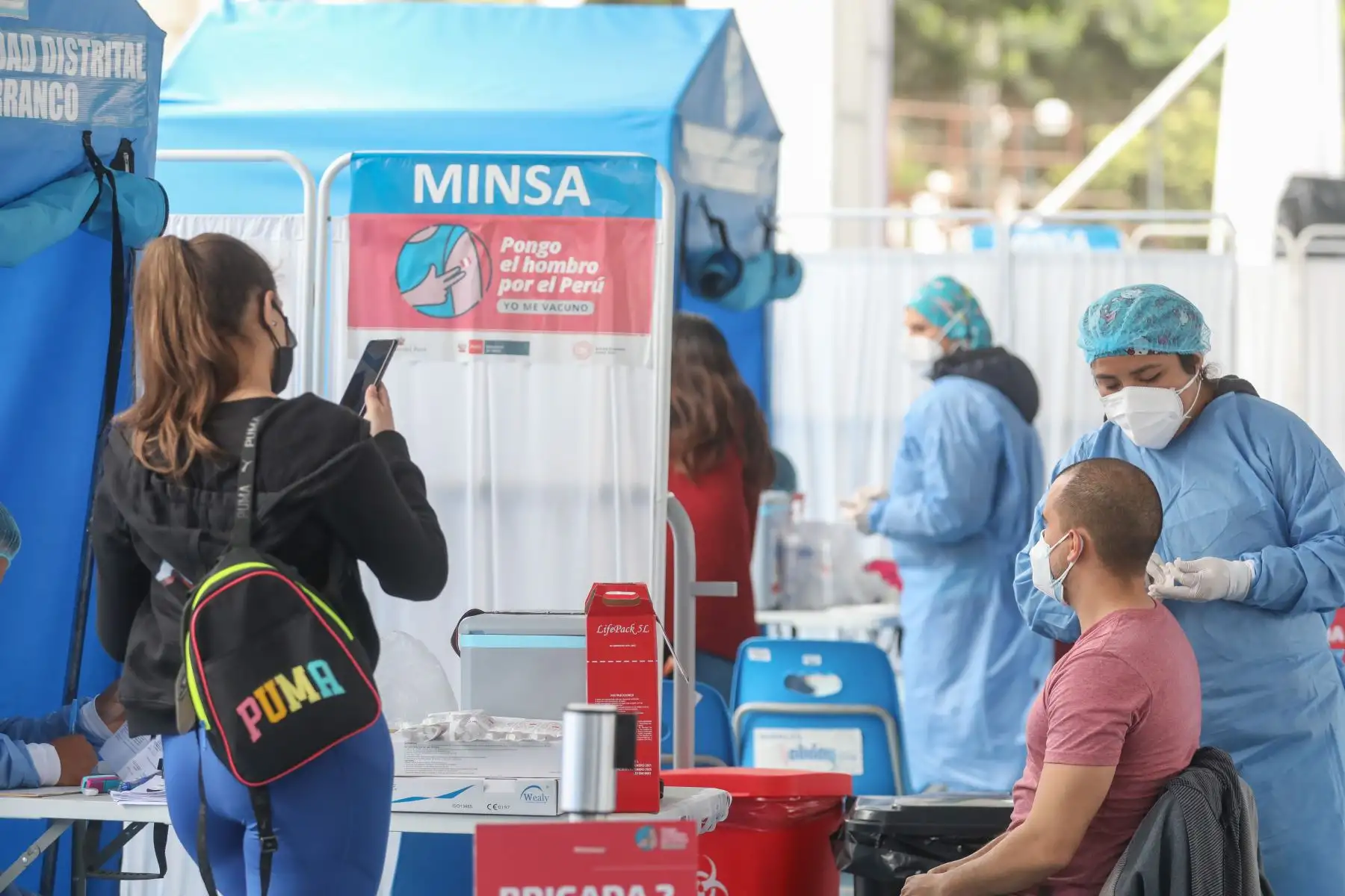 Se inició la campaña de vacunación para mayores de 34 años en el Centro de vacunación peatonal Estadio Luis Gálvez Chipoco, VacunaCar y vacuna activa Playa Agua Dulce.

Foto: ANDINA/Andrés Valle
