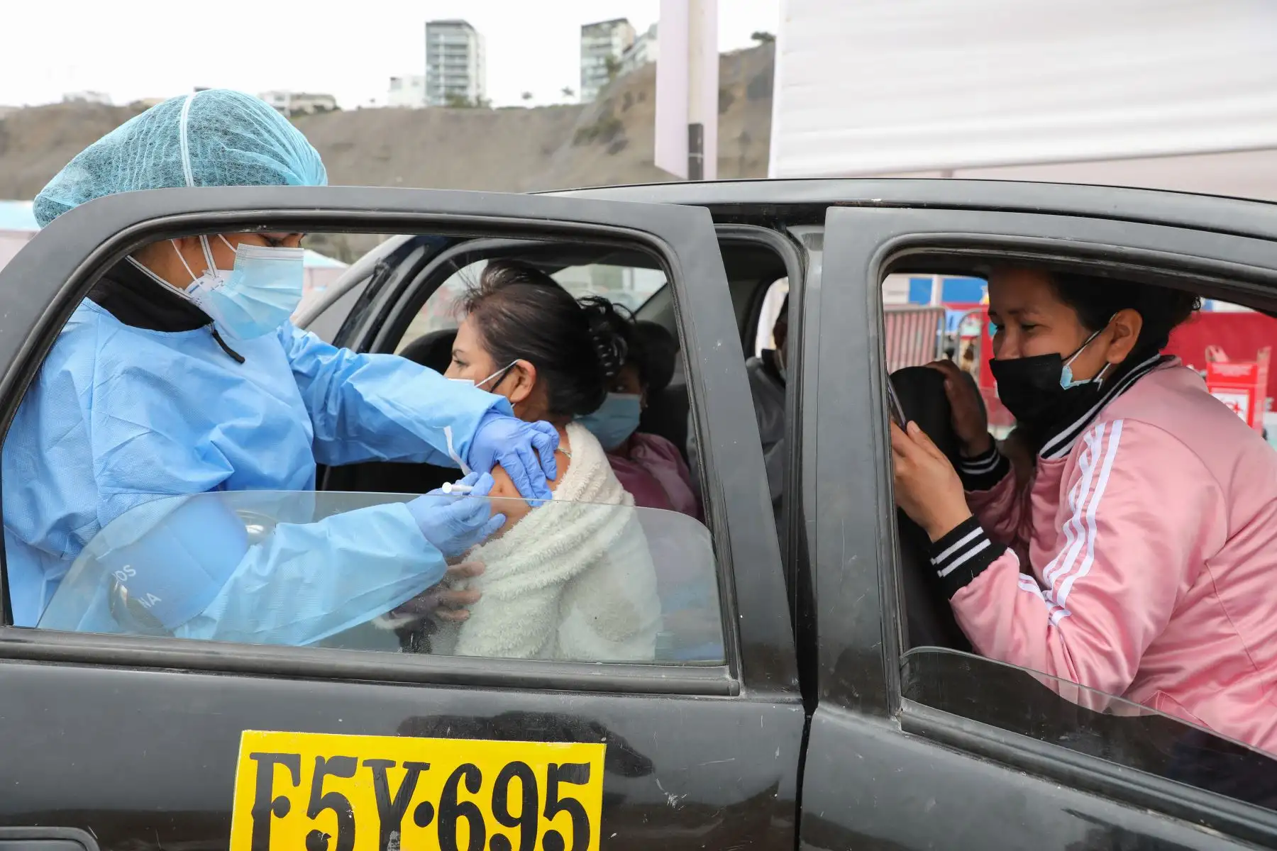 Se inició la campaña de vacunación para mayores de 34 años en el Centro de vacunación peatonal Estadio Luis Gálvez Chipoco, VacunaCar y vacuna activa Playa Agua Dulce.

Foto: ANDINA/Andrés Valle