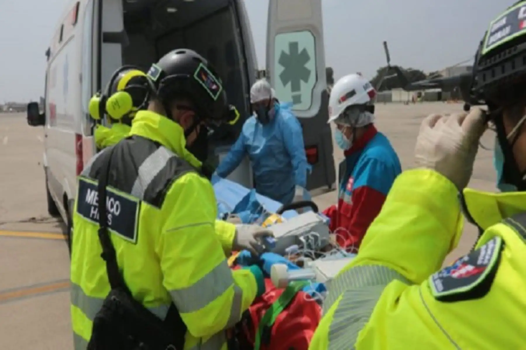 Viceministro de Prestaciones y Aseguramiento en Salud, Bernardo Ostos recibipó a un herido grave en el Grupo Aéreo Nro 8Hrio od  geo en vvbid .