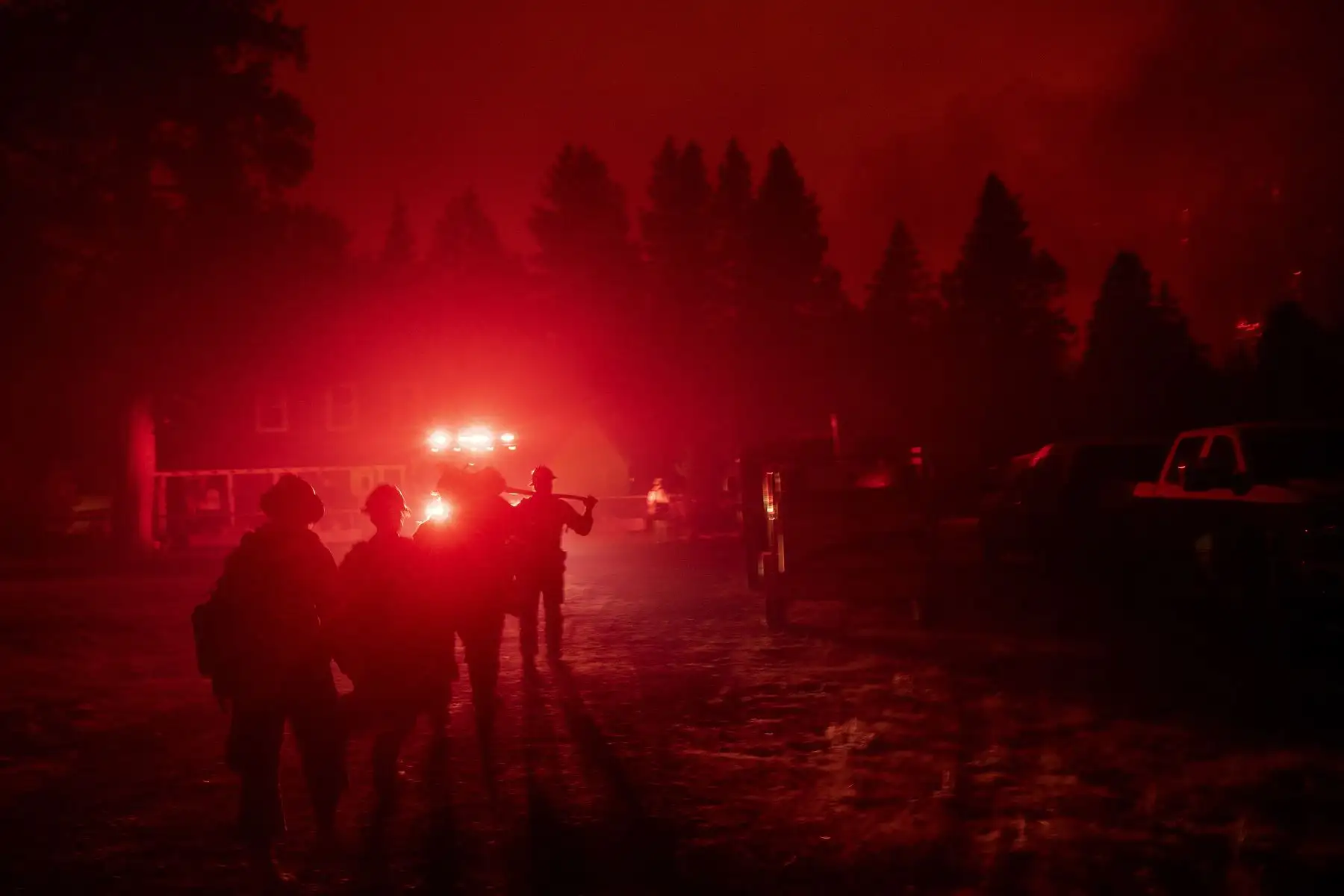 Las llamas consumen varias casas a medida que el incendio de Caldor avanza hacia el área de Echo Summit, California, en los Estados Unidos. Foto: AFP