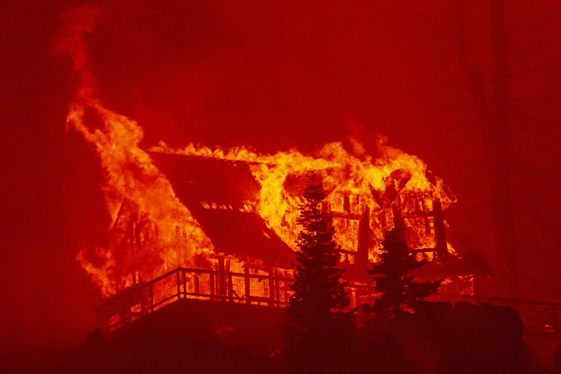Las llamas consumen varias casas a medida que el incendio de Caldor avanza hacia el área de Echo Summit, en California, en los Estados Unidos. Foto: AFP