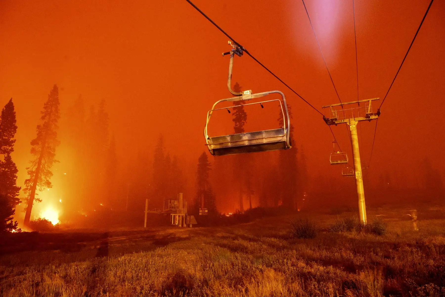 Las llamas rodean un telesilla en Sierra-at-Tahoe Resort, una zona de esquí, durante el incendio de Caldor, en Twin Bridges, California, Estados Unidos. Foto: AFP