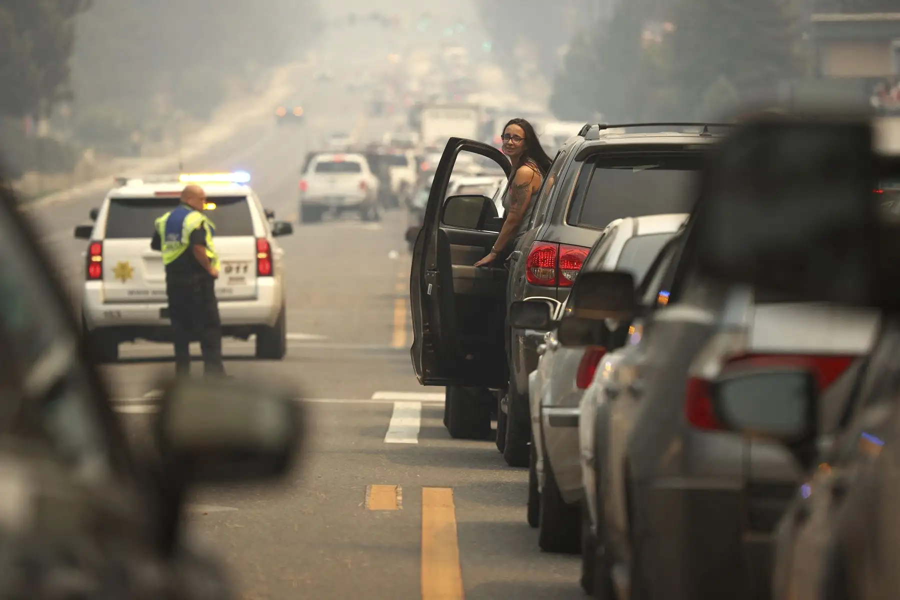 Una congestión vehicular intensa mientras las personas evacuan ante el incendio Caldor, en South Lake Tahoe, California, Estados Unidos. Foto: AFP