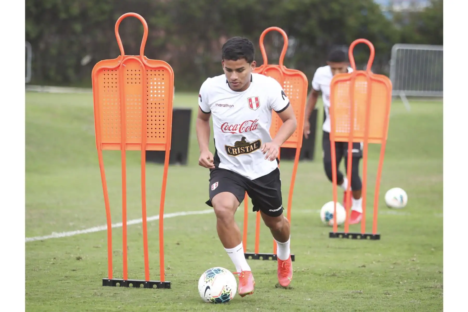 Jhilmar Lora de la Selección peruana realiza sus entrenamientos en la Videna para enfrentar a Uruguay este jueves por las Eliminatorias Qatar 2022. Foto: PFP