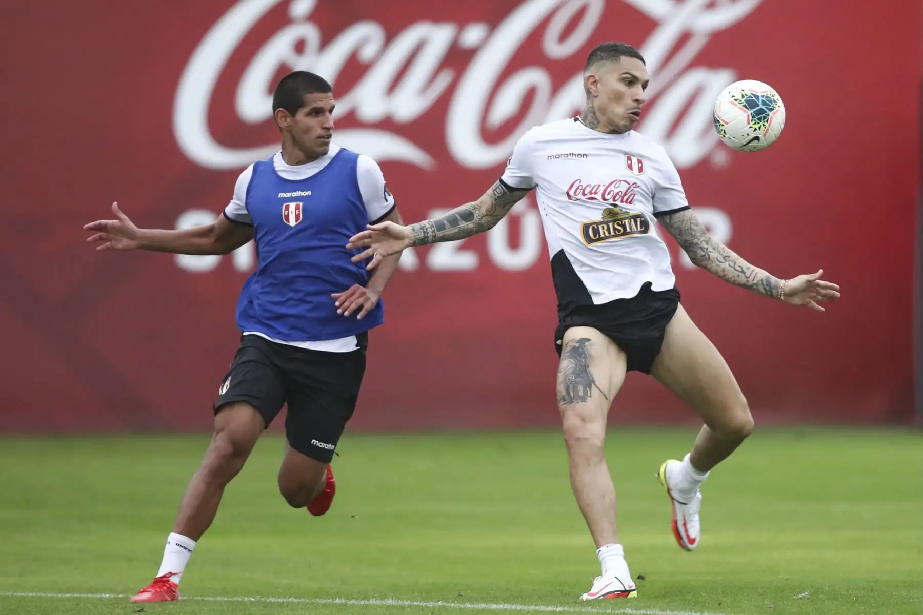 Paolo Guerrero y Luis Abram de la Selección peruana realizan sus entrenamientos en la Videna para enfrentar a Uruguay este jueves por las Eliminatorias Qatar 2022. Foto: PFP