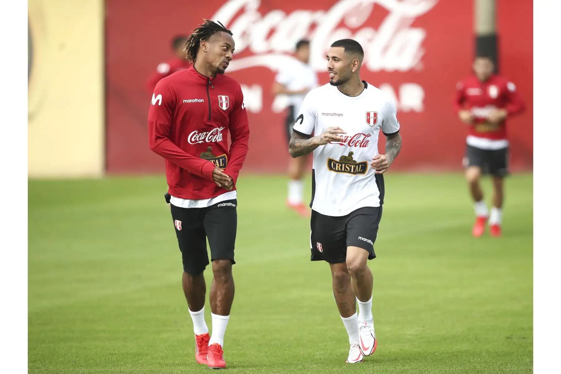 André Carrillo y Sergio Peña de la Selección peruana realizan sus entrenamientos en la Videna para enfrentar a Uruguay este jueves por las Eliminatorias Qatar 2022. Foto: PFP