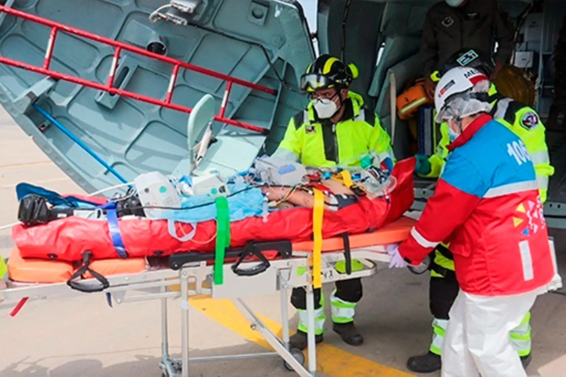 Viceministro de Prestaciones y Aseguramiento en Salud del Ministerio de Salud (Minsa) recibió a una de las víctimas que fue evacuada por vía aérea. Foto: ANDINA/Minsa.
