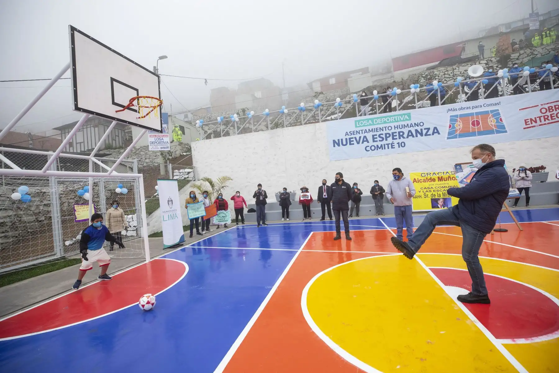 Alcalde de Lima, Jorge Muñoz inaugura Losa deportiva en el A.H. Nueva Esperanza de Comas.
Foto: MML