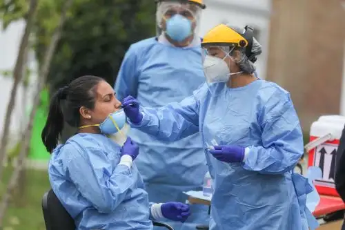 Personal de salud se capacita en el INS para la toma de muestras para el descarte de covid-19. Foto: ANDINA/Andrés Valle.