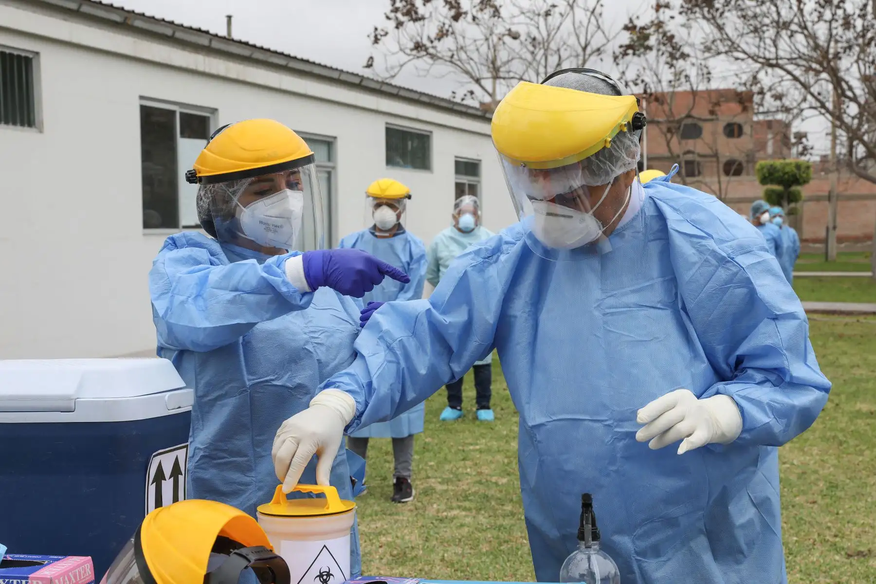 Personal de salud se capacita en la toma de muestras para descarte de covid-19. Foto: ANDINA/Andrés Valle.