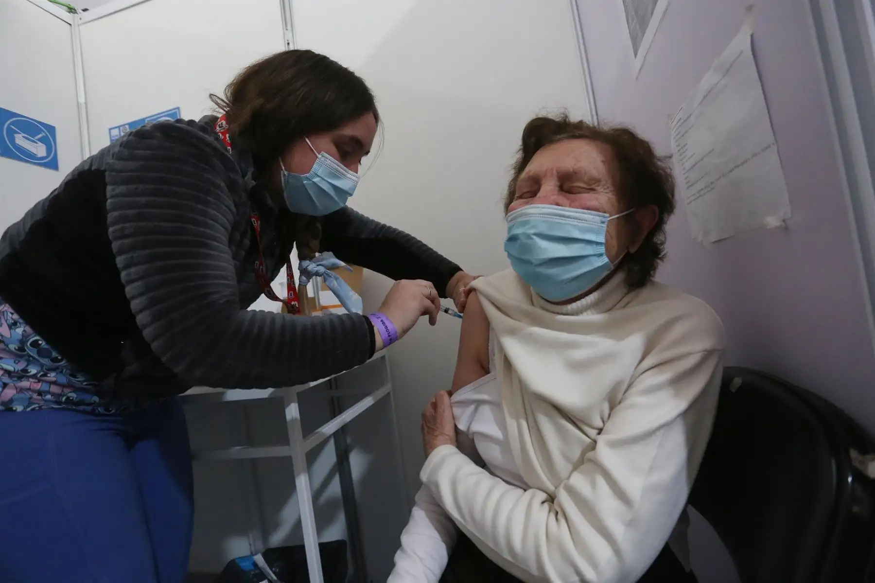 Chile anota récord mínimo de positividad a la espera de abrir fronteras.