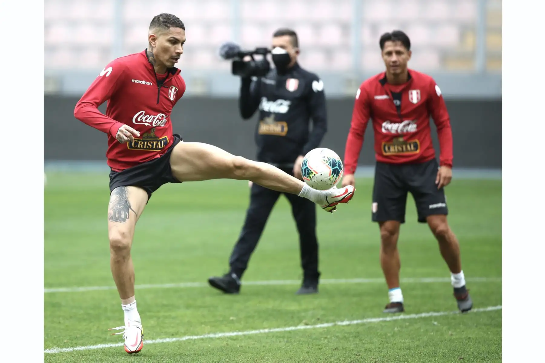 Paolo Guerrero y Gianluca Lapadula de la Selección peruana realizan su preparación en el Estadio Nacional previo al encuentro de mañana ante Uruguay por las Eliminatorias Qatar 2022. Foto: PFP