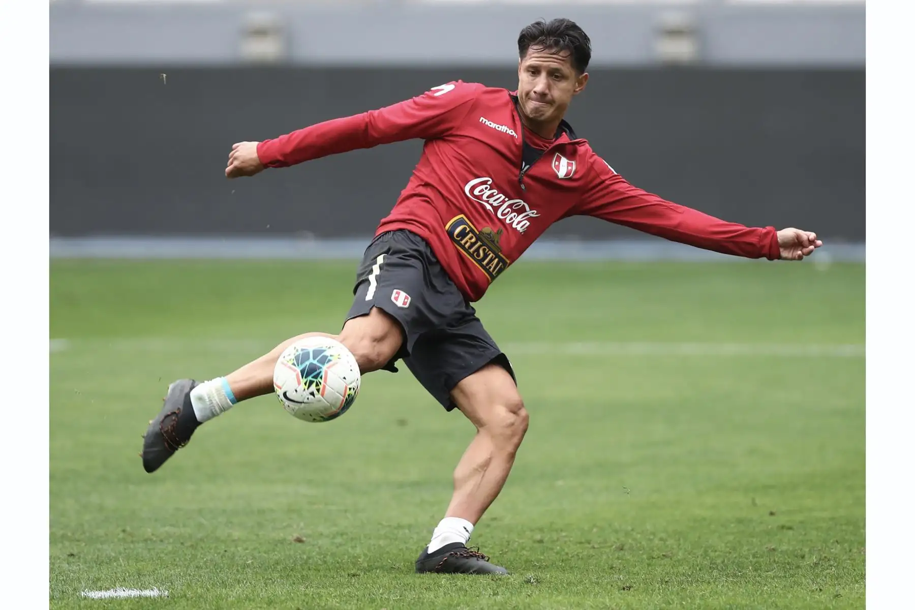 Gianluca Lapadula de la Selección peruana realiza su preparación en el Estadio Nacional previo al encuentro de mañana ante Uruguay por las Eliminatorias Qatar 2022. Foto: PFP