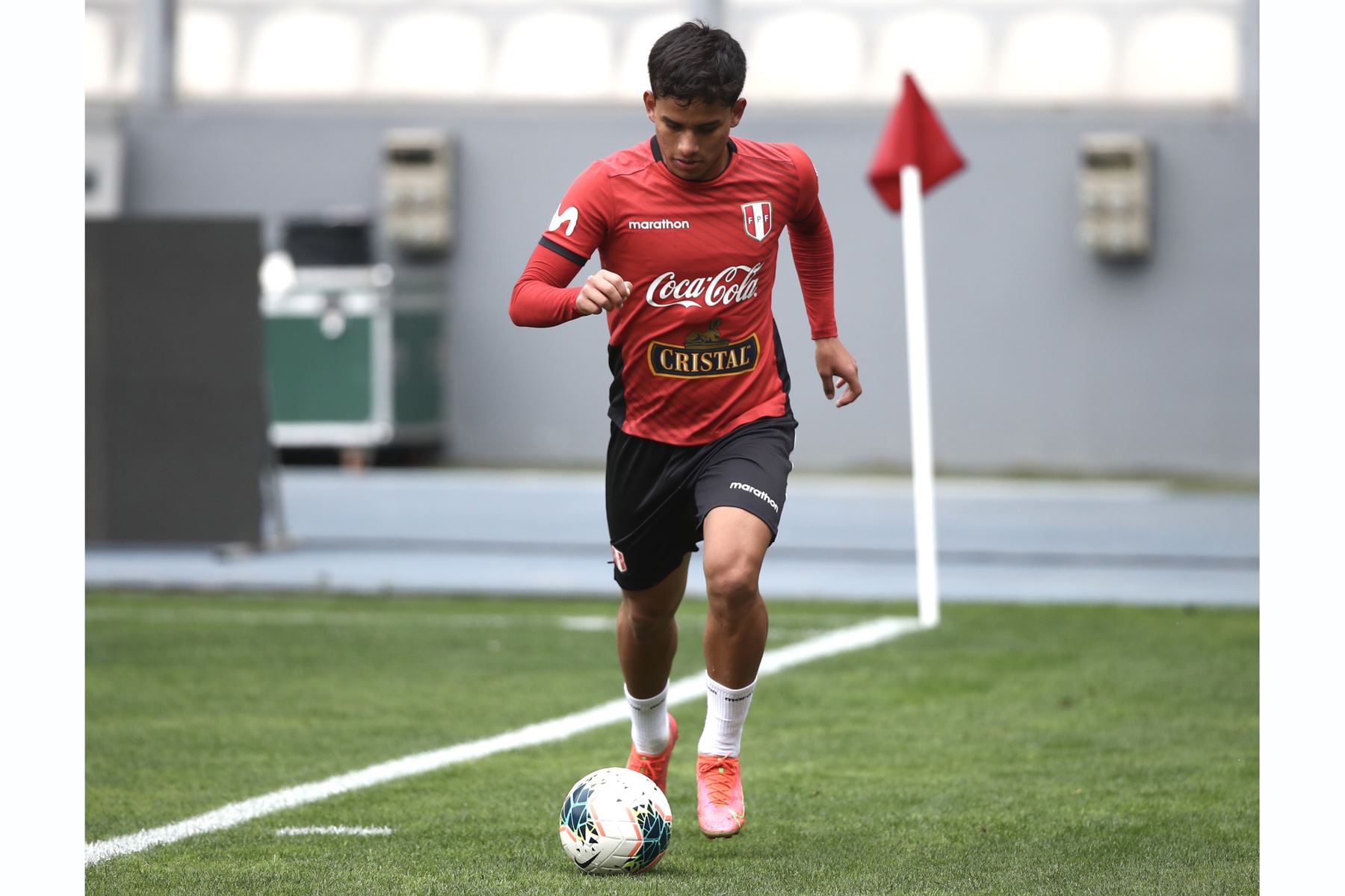 Jhilmar Lora de la Selección peruana realiza su preparación en el Estadio Nacional previo al encuentro de mañana ante Uruguay por las Eliminatorias Qatar 2022. Foto: PFP