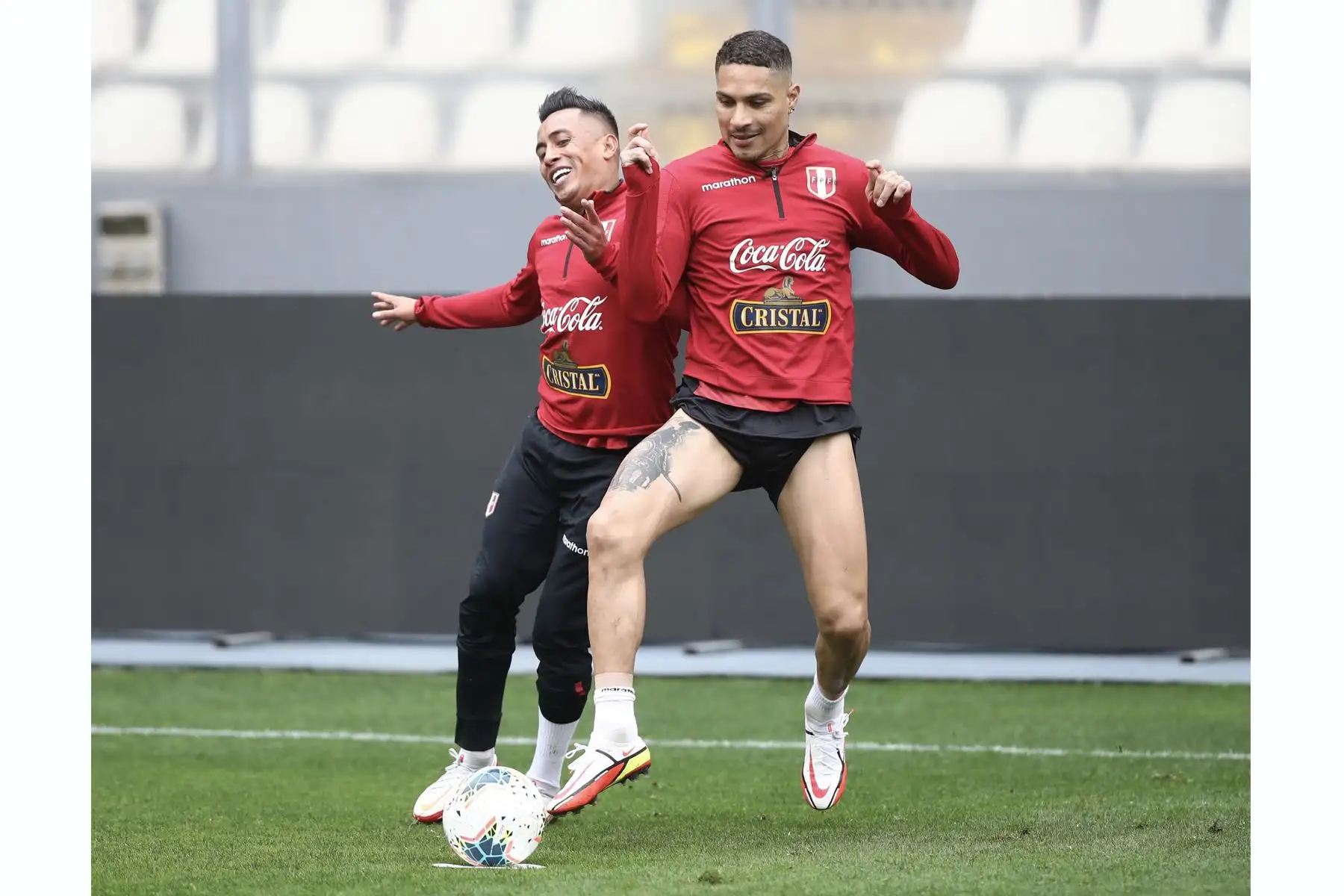 Christian Cueva y Paolo Guerrero de la Selección peruana realiza su preparación en el Estadio Nacional previo al encuentro de mañana ante Uruguay por las Eliminatorias Qatar 2022. Foto: FPF