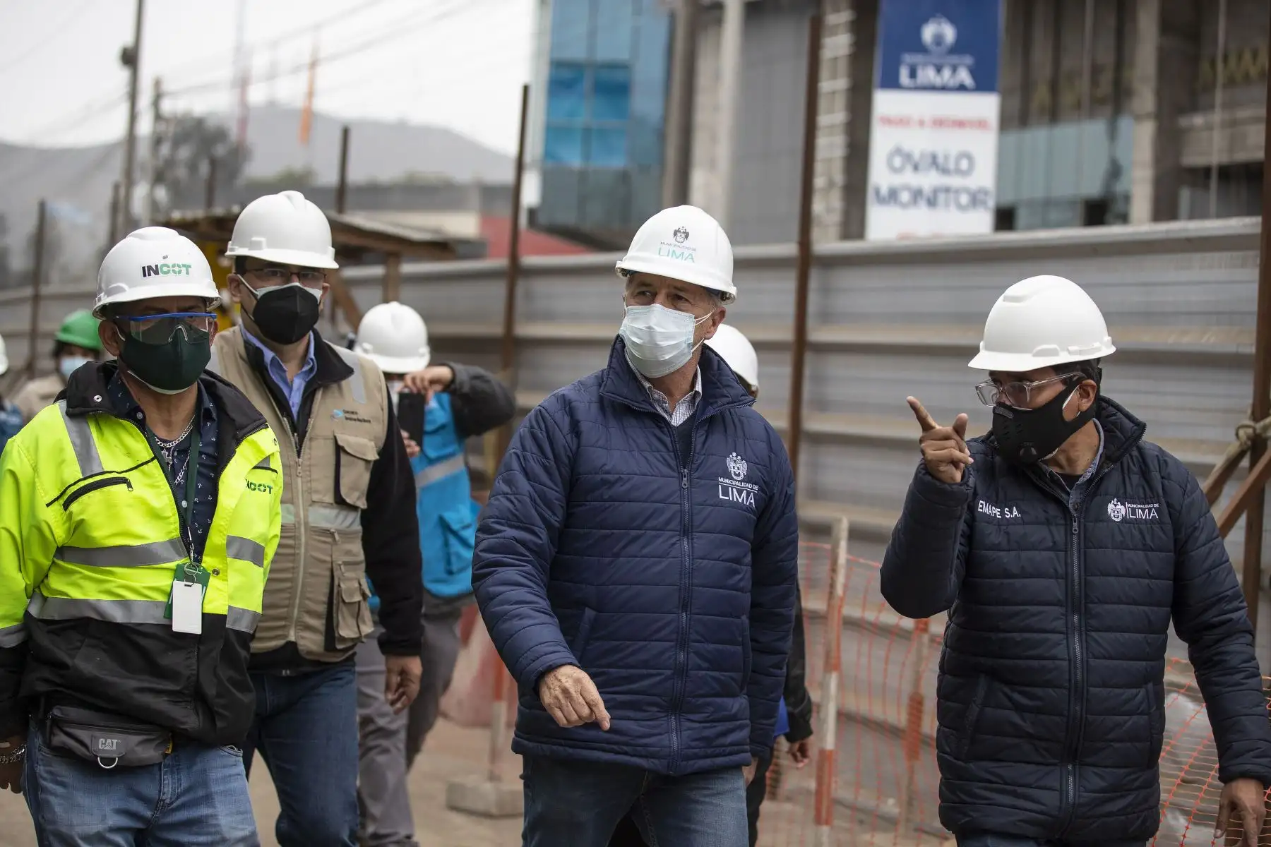 El alcalde de Lima, Jorge Muñoz supervisa el avance de los trabajos en el paso a desnivel en el óvalo Monitor Huáscar. La obra beneficiará a más de 500 mil vecinos de La Molina y Surco, además de usuarios de Ate, San Borja y San Luis.
Foto: MML