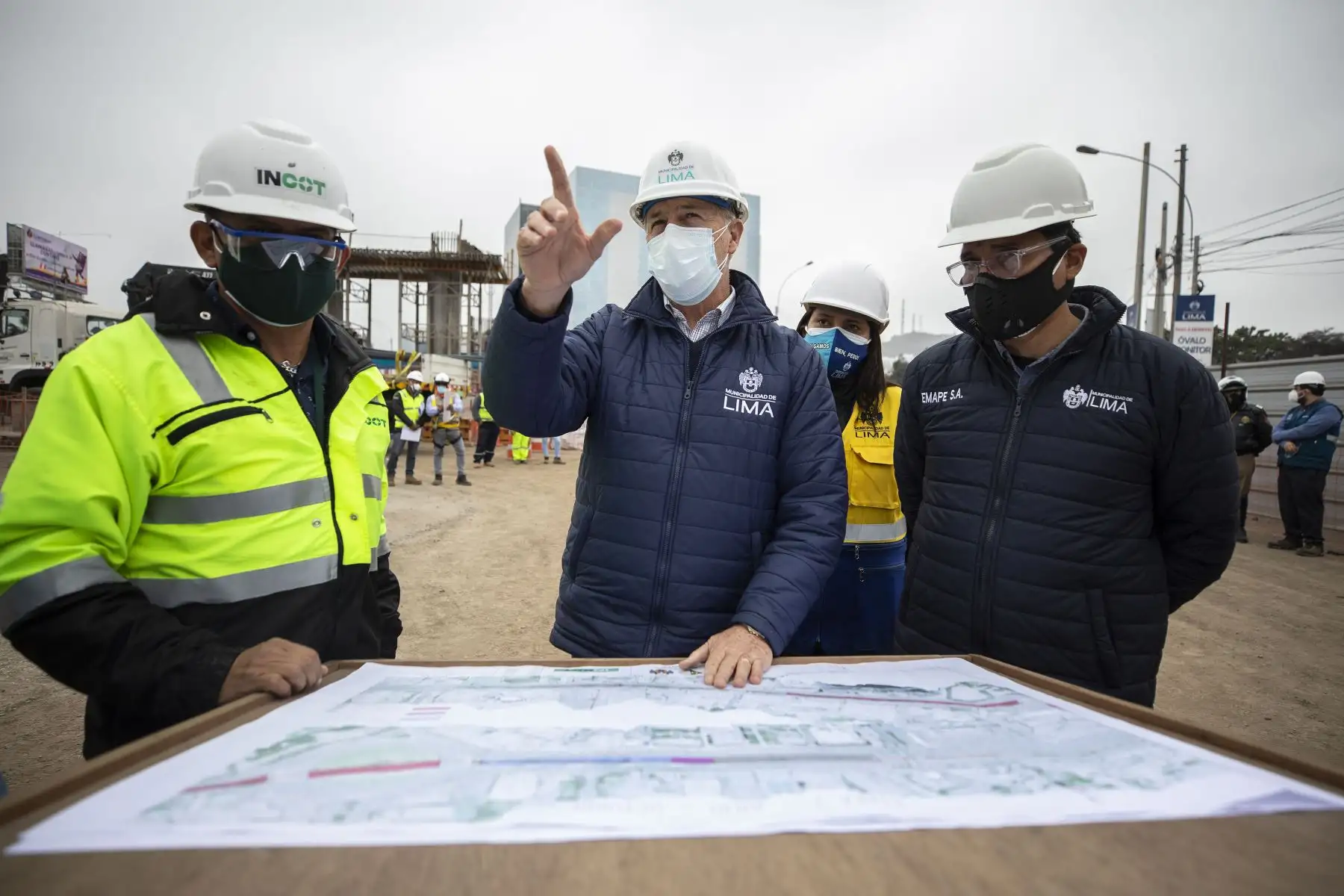 El alcalde de Lima, Jorge Muñoz supervisa el avance de los trabajos en el paso a desnivel en el óvalo Monitor Huáscar. La obra beneficiará a más de 500 mil vecinos de La Molina y Surco, además de usuarios de Ate, San Borja y San Luis.
Foto: MML