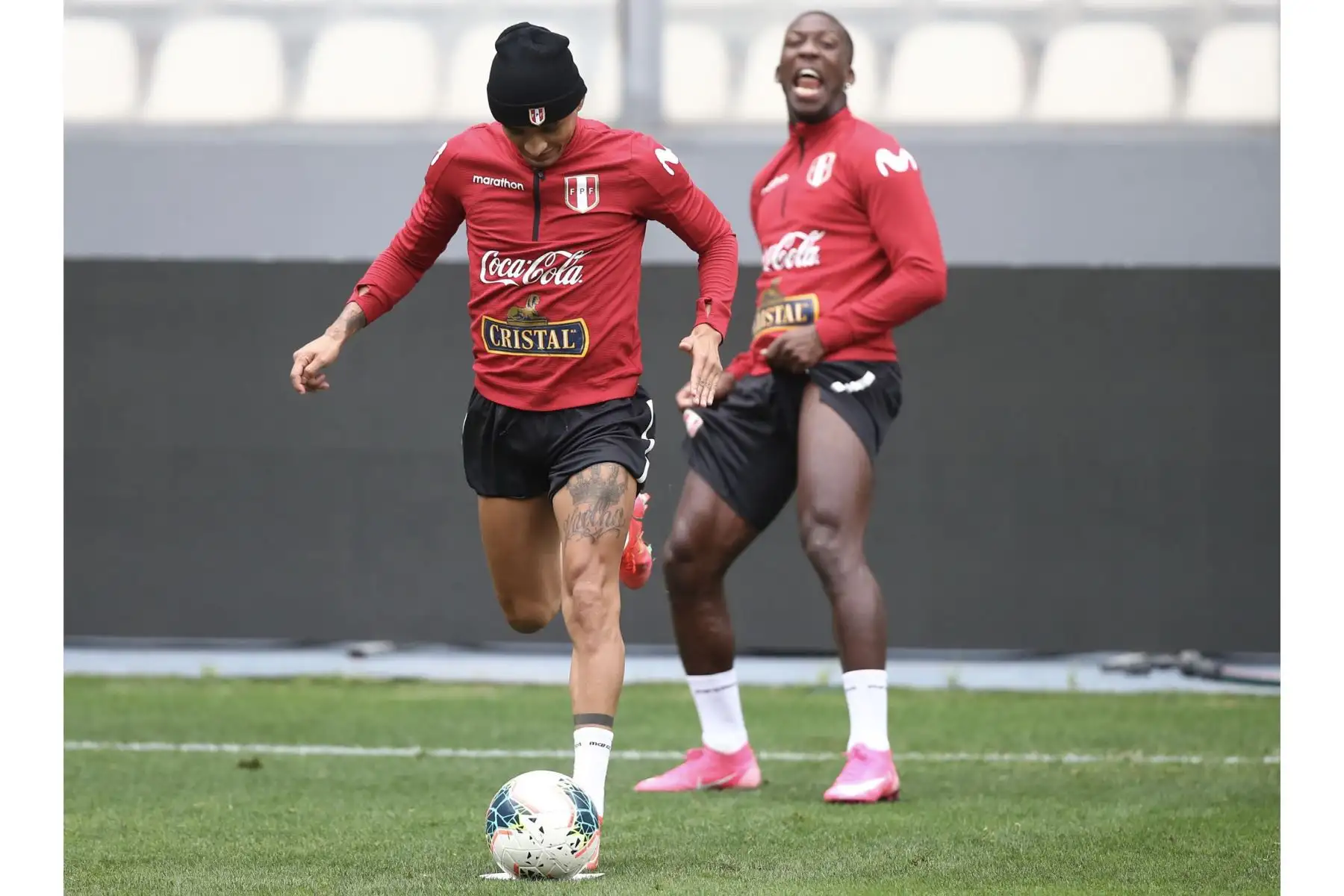 Yoshimar Yotún y Luis Advíncula. Foto: FPF