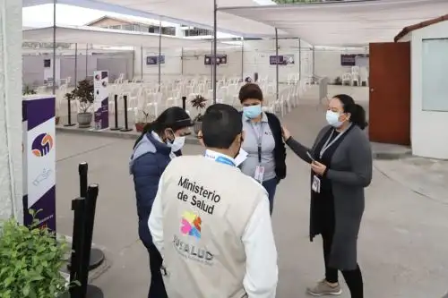 Supervisores de Susalud llegaron al vacunatorio que funcionaba en la clínica San Pablo de Surco.