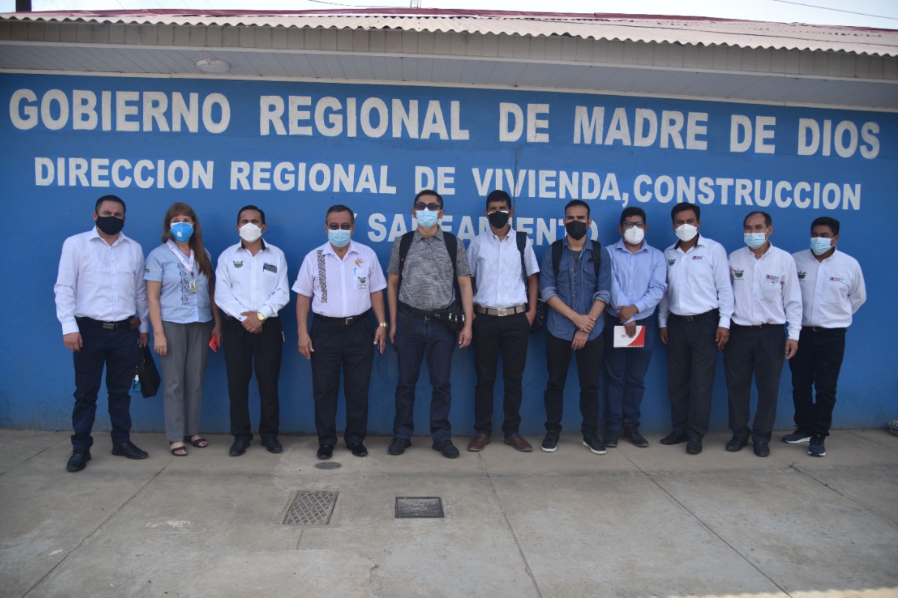 El equipo técnico del MVCS que llegó a Madre de Dios sostuvo una reunión con el gobernador Luis Hidalgo. Foto: ANDINA/MVCS.