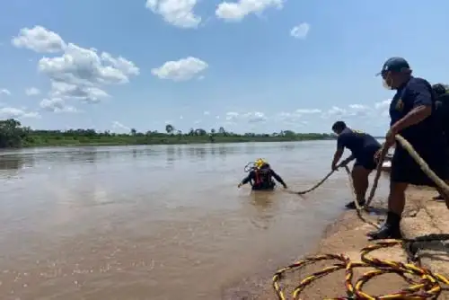 Los buzos de la Marina de Guerra del Perú cuentan con la colaboración de las embarcaciones de apoyo del área, efectivos policiales y pobladores.