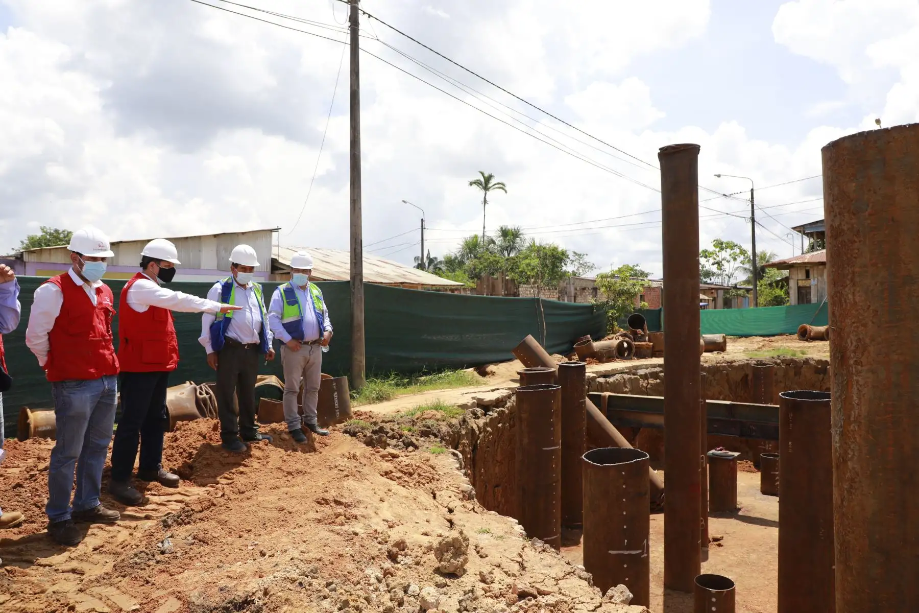Desde Nauta, en un mega operativo de control en Loreto, la Contraloría General de la República supervisó la ampliación de sistema de agua potable, saneamiento y tratamiento de aguas servidas que tiene retraso por deficiencias en el expediente técnico, los cuales requieren ser subsanados para concluir la importante obra. Foto: Contraloría