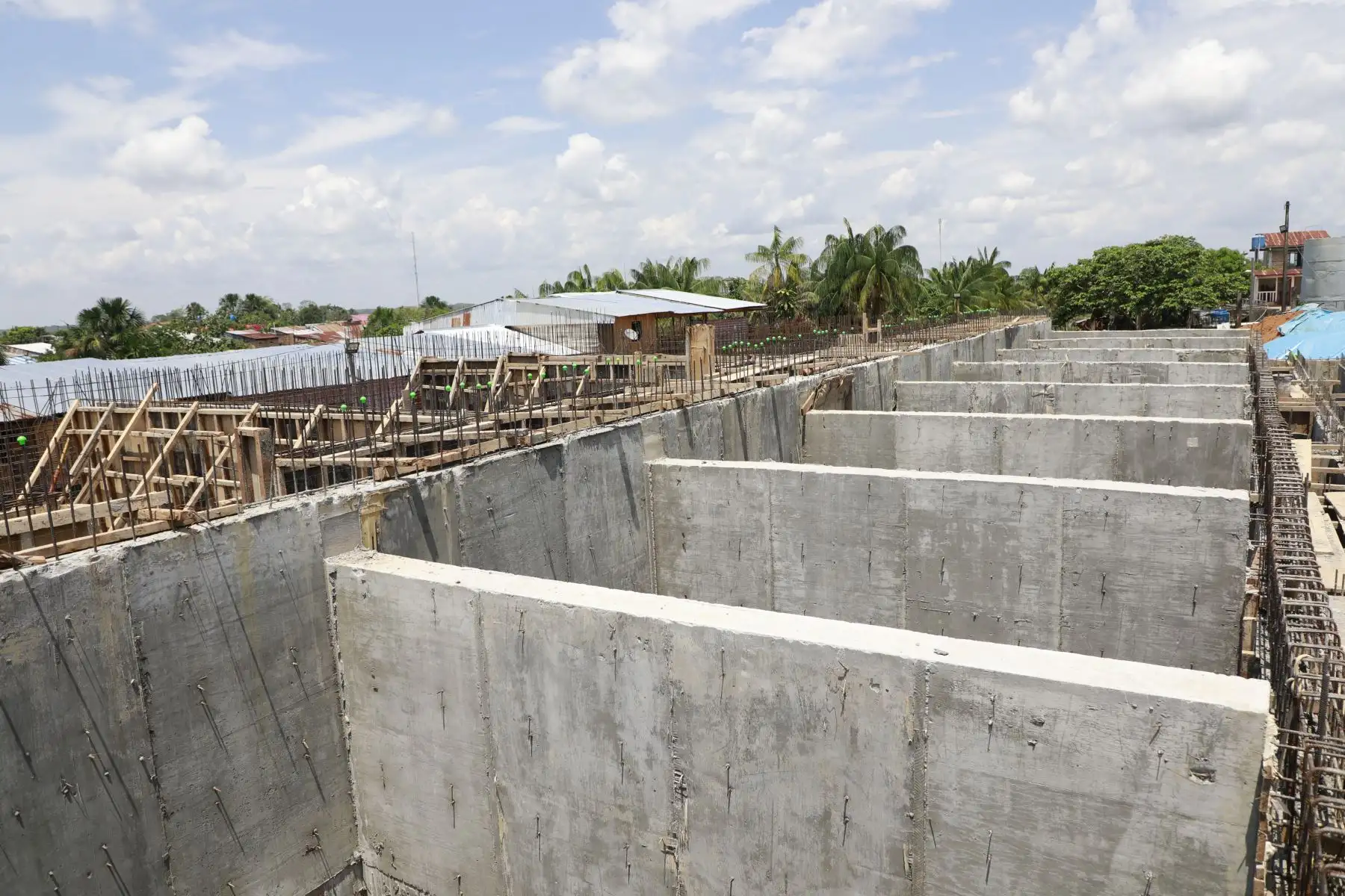 Desde Nauta, en un mega operativo de control en Loreto, la Contraloría General de la República supervisó la ampliación de sistema de agua potable, saneamiento y tratamiento de aguas servidas que tiene retraso por deficiencias en el expediente técnico, los cuales requieren ser subsanados para concluir la importante obra. Foto: Contraloría