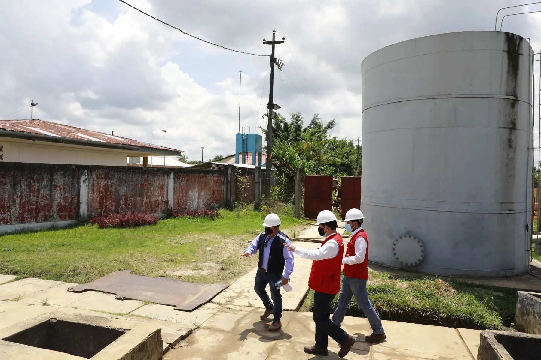 Desde Nauta, en un mega operativo de control en Loreto, la Contraloría General de la República supervisó la ampliación de sistema de agua potable, saneamiento y tratamiento de aguas servidas que tiene retraso por deficiencias en el expediente técnico, los cuales requieren ser subsanados para concluir la importante obra. Foto: Contraloría