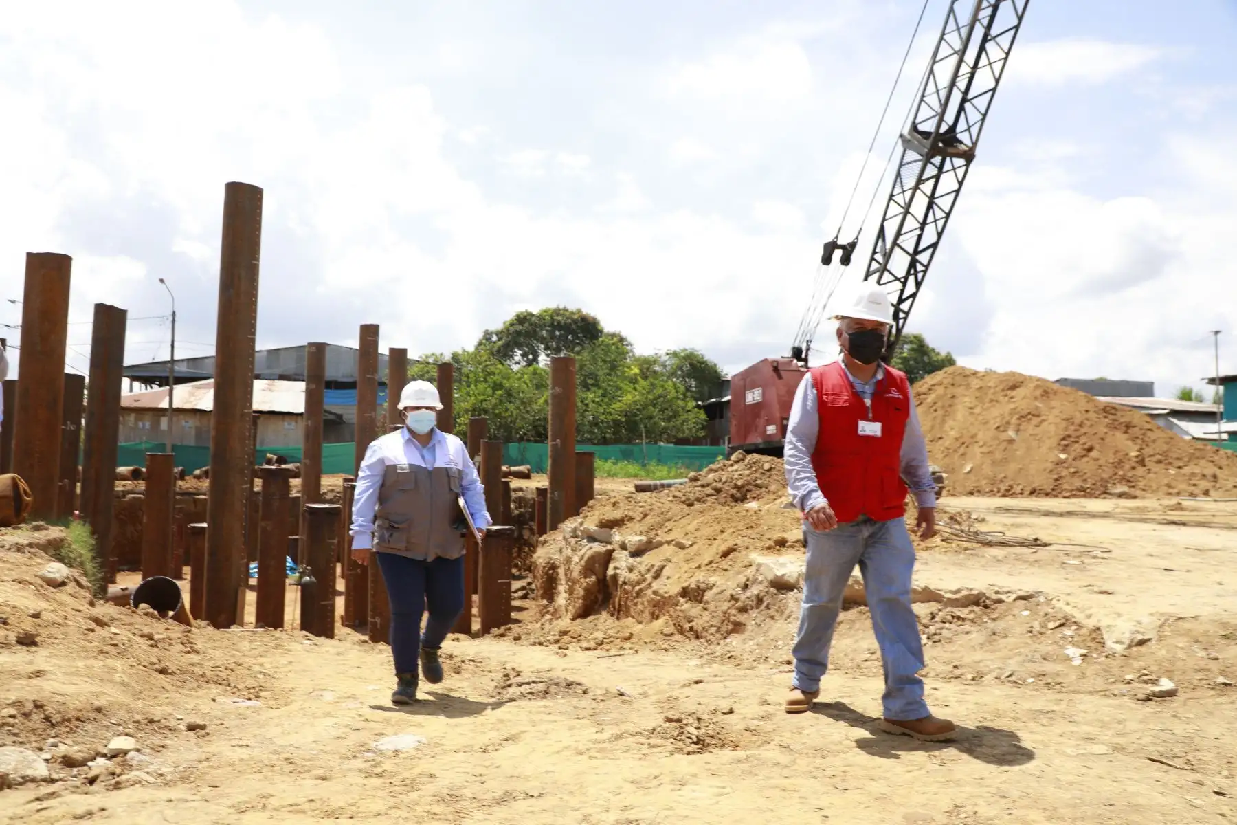Desde Nauta, en un mega operativo de control en Loreto, la Contraloría General de la República supervisó la ampliación de sistema de agua potable, saneamiento y tratamiento de aguas servidas que tiene retraso por deficiencias en el expediente técnico, los cuales requieren ser subsanados para concluir la importante obra. Foto: Contraloría