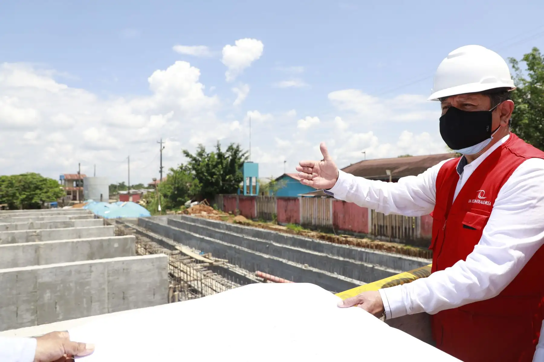 Desde Nauta, en un mega operativo de control en Loreto, la Contraloría General de la República supervisó la ampliación de sistema de agua potable, saneamiento y tratamiento de aguas servidas que tiene retraso por deficiencias en el expediente técnico, los cuales requieren ser subsanados para concluir la importante obra. Foto: Contraloría