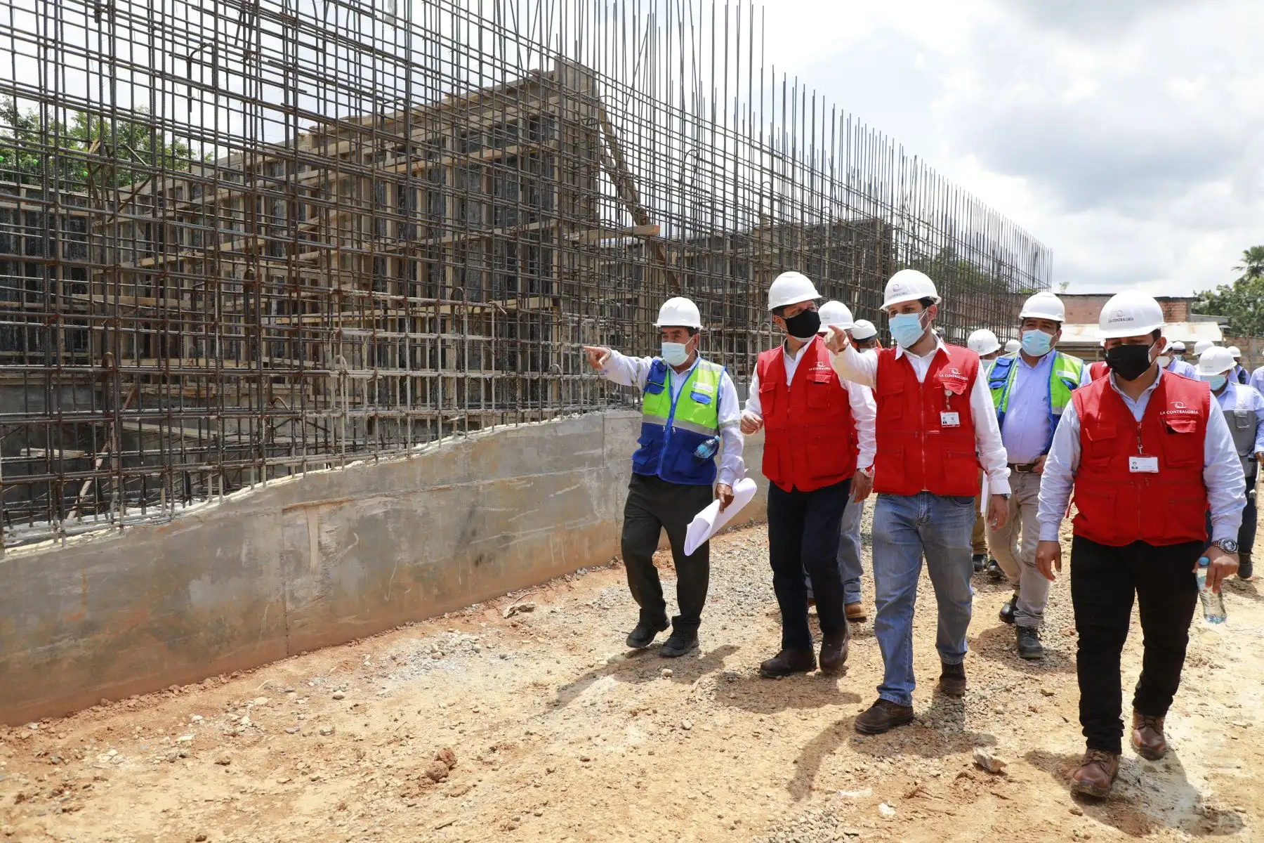 Desde Nauta, en un mega operativo de control en Loreto, la Contraloría General de la República supervisó la ampliación de sistema de agua potable, saneamiento y tratamiento de aguas servidas que tiene retraso por deficiencias en el expediente técnico, los cuales requieren ser subsanados para concluir la importante obra. Foto: Contraloría