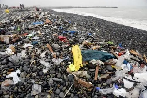 Contaminación del mar con residuos de plásticos. Foto: AFP