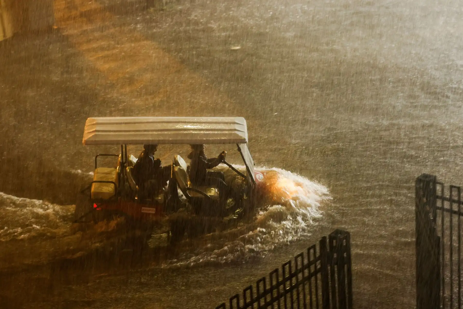 Un carrito de golf navega por una calzada inundada en el Billie Jean King National Tennis Center mientras las fuertes lluvias de los restos del huracán Ida azotan la zona de Flushing Meadows, Nueva York, EE. UU. Foto: EFE