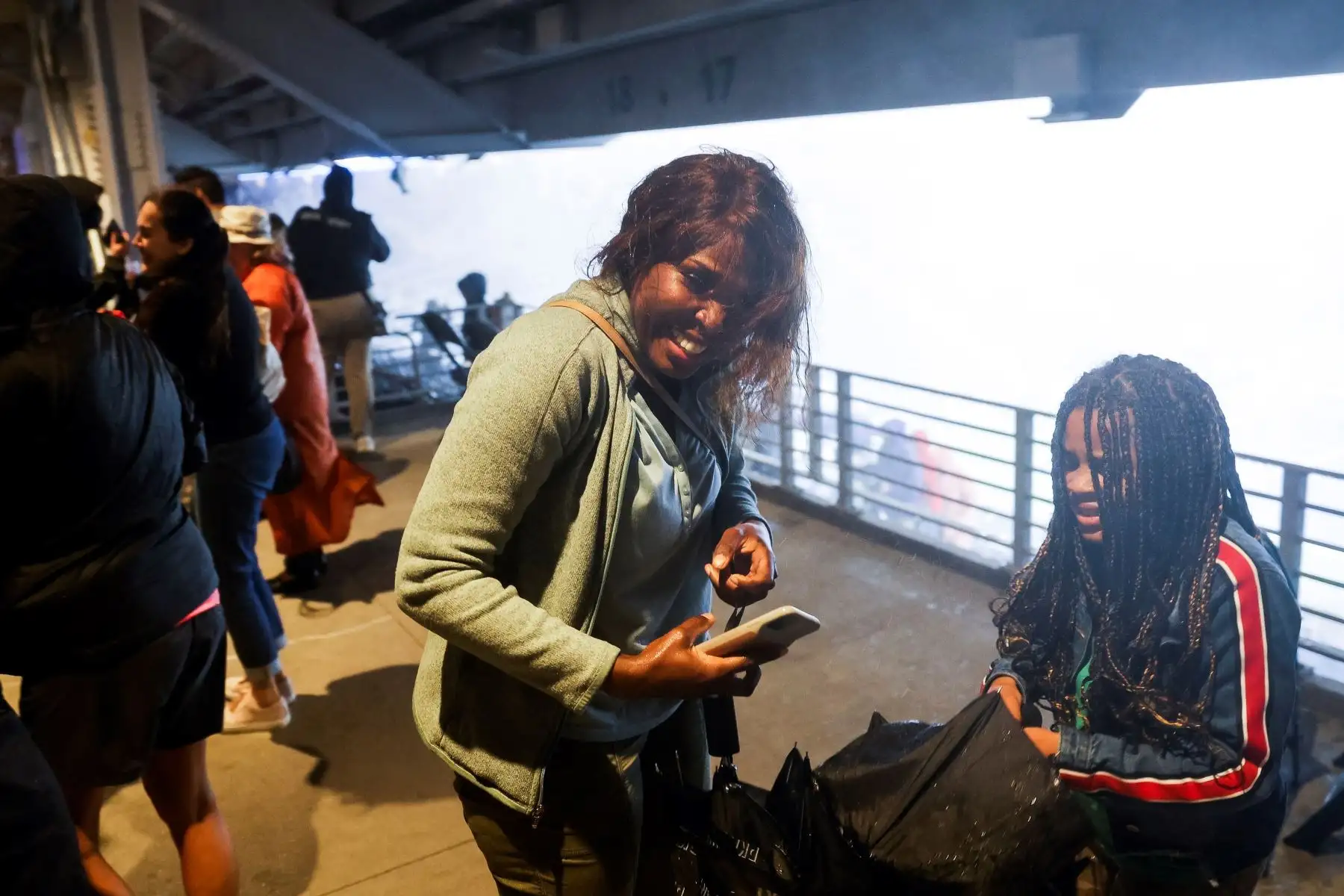 La gente se protege de las fuertes lluvias y el viento en el Billie Jean King National Tennis Center cuando los restos del huracán Ida azotan la zona de Flushing Meadows, Nueva York, Estados Unidos. Foto: EFE