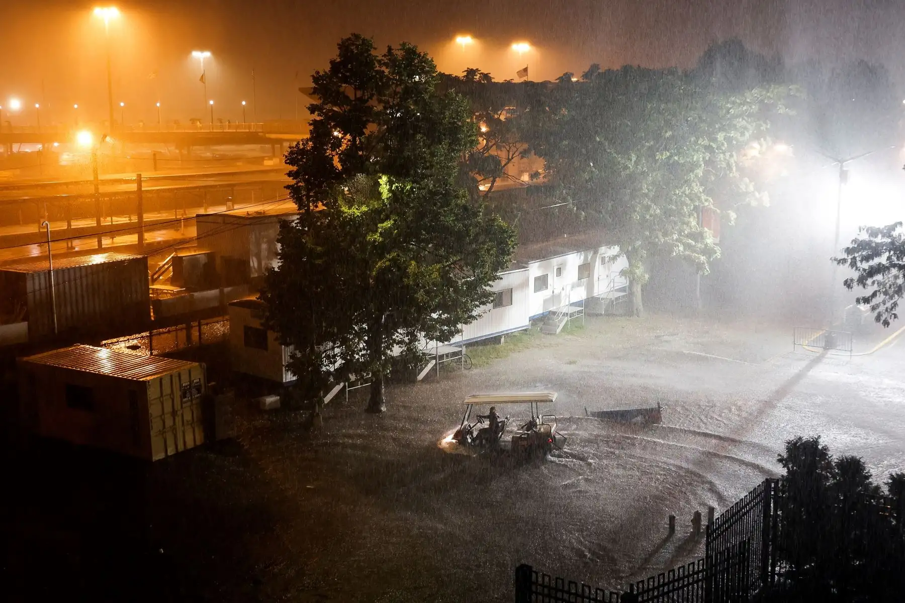 Un carrito de golf navega por una calzada inundada en el Billie Jean King National Tennis Center mientras las fuertes lluvias de los restos del huracán Ida azotan la zona de Flushing Meadows, Nueva York. Foto: EFE