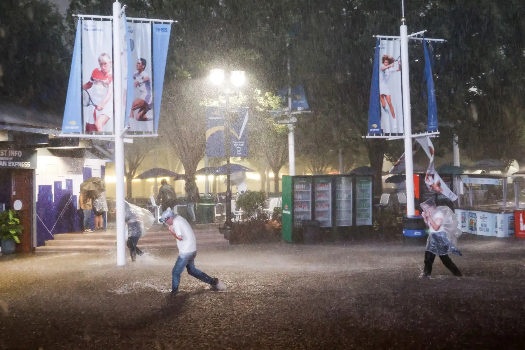Personas caminan a través de fuertes lluvias y pasillos inundados en el Centro Nacional de Tenis Billie Jean King cuando los restos del huracán Ida azotaron la zona de Flushing Meadows, Nueva York, Estados Unidos. Foto: EFE