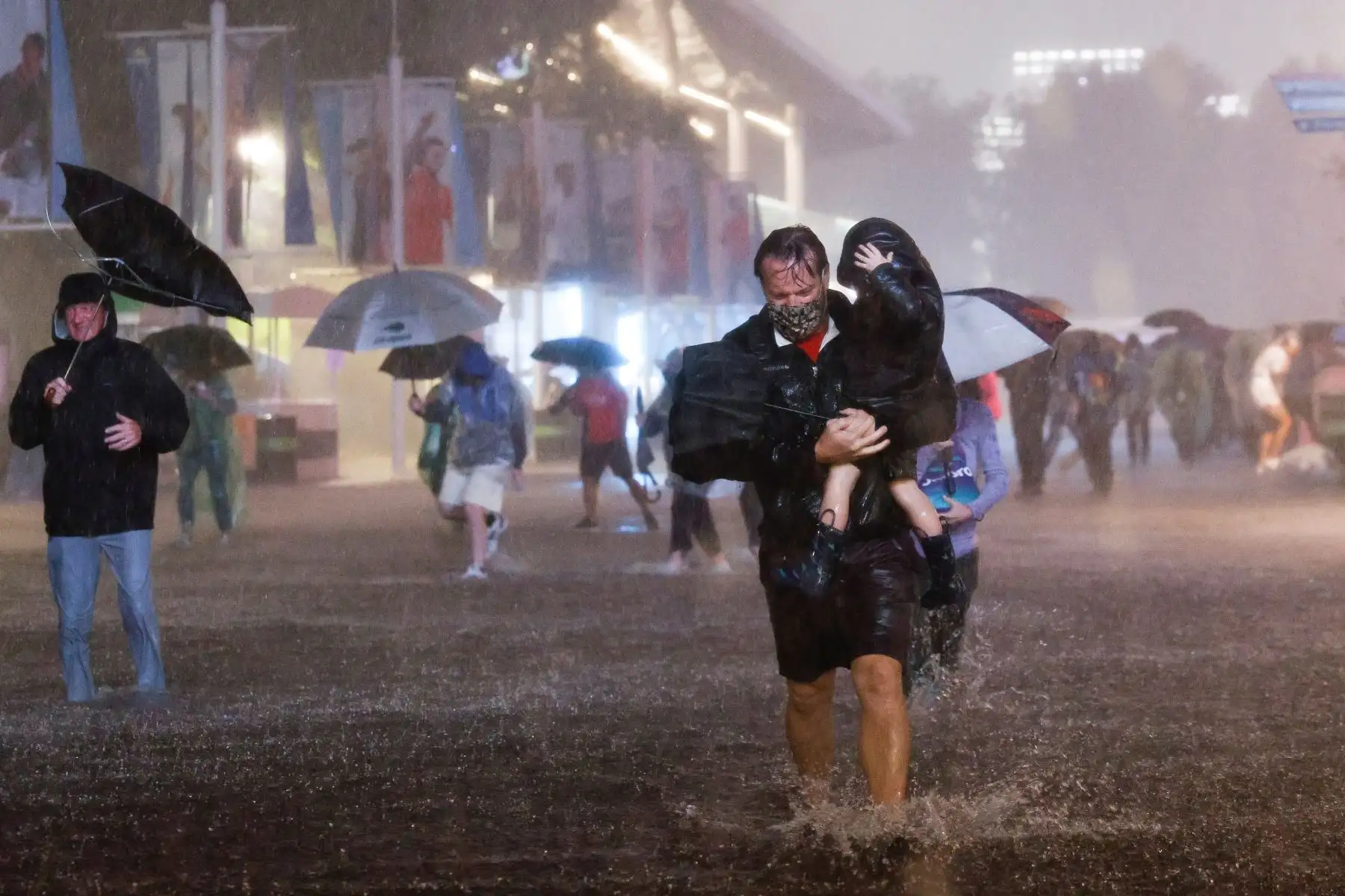 Personas caminan a través de fuertes lluvias y pasillos inundados en el Centro Nacional de Tenis Billie Jean King cuando los restos del huracán Ida azotaron la zona de Flushing Meadows, Nueva York, Estados Unidos. Foto: EFE